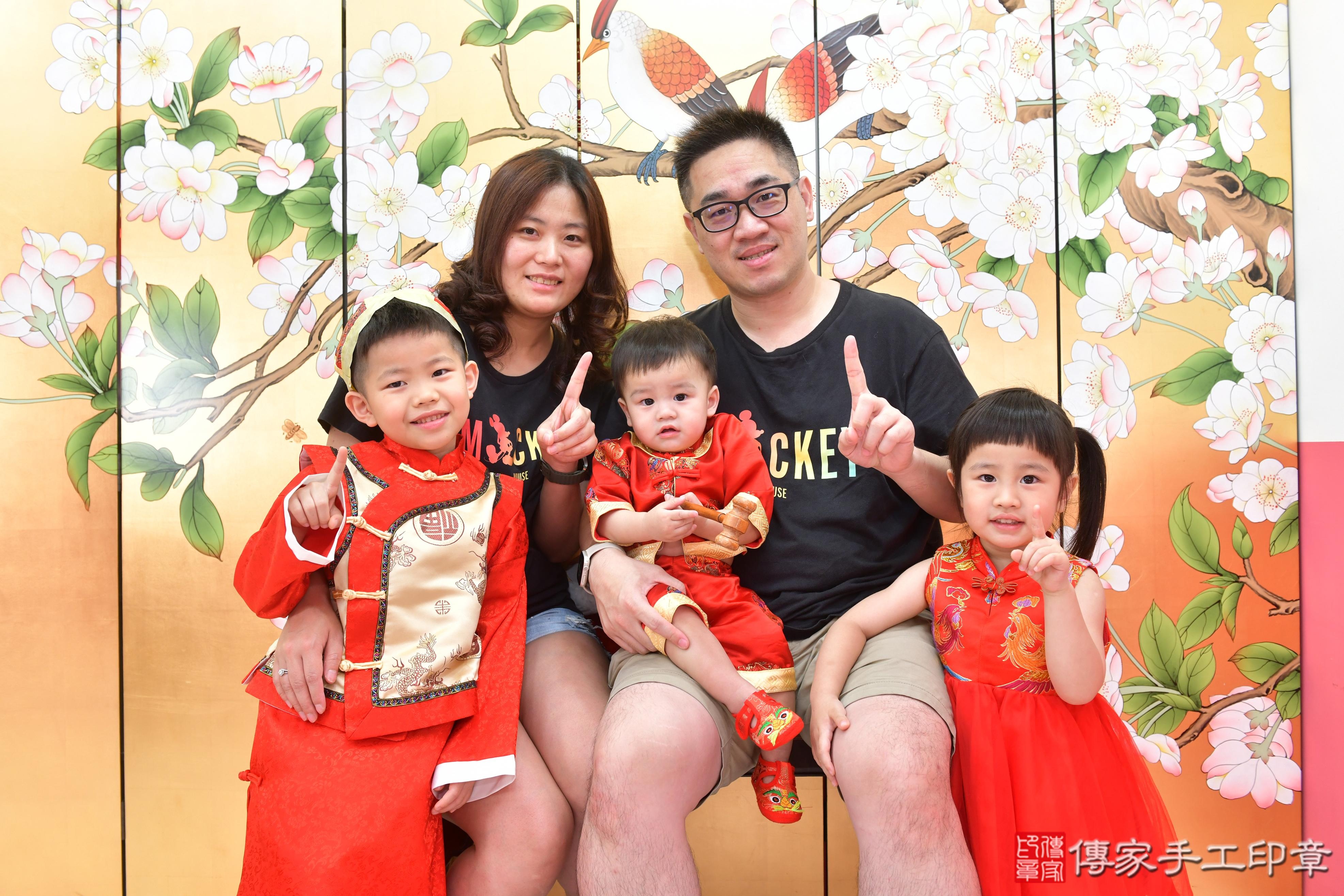 傳家手工印章台中店、抓周、度脺、美式風會場、傳家嬰兒古禮、吉祥話、抓周道具物品24種、拍照。抓周證書。寶寶抓周、滿周歲、生日快樂、祝福 傳家手工印章台中店、抓周、度脺、美式風會場、傳家嬰兒古禮、吉祥話、抓周道具物品24種、拍照。抓周證書。寶寶抓周、滿周歲、生日快樂、祝福