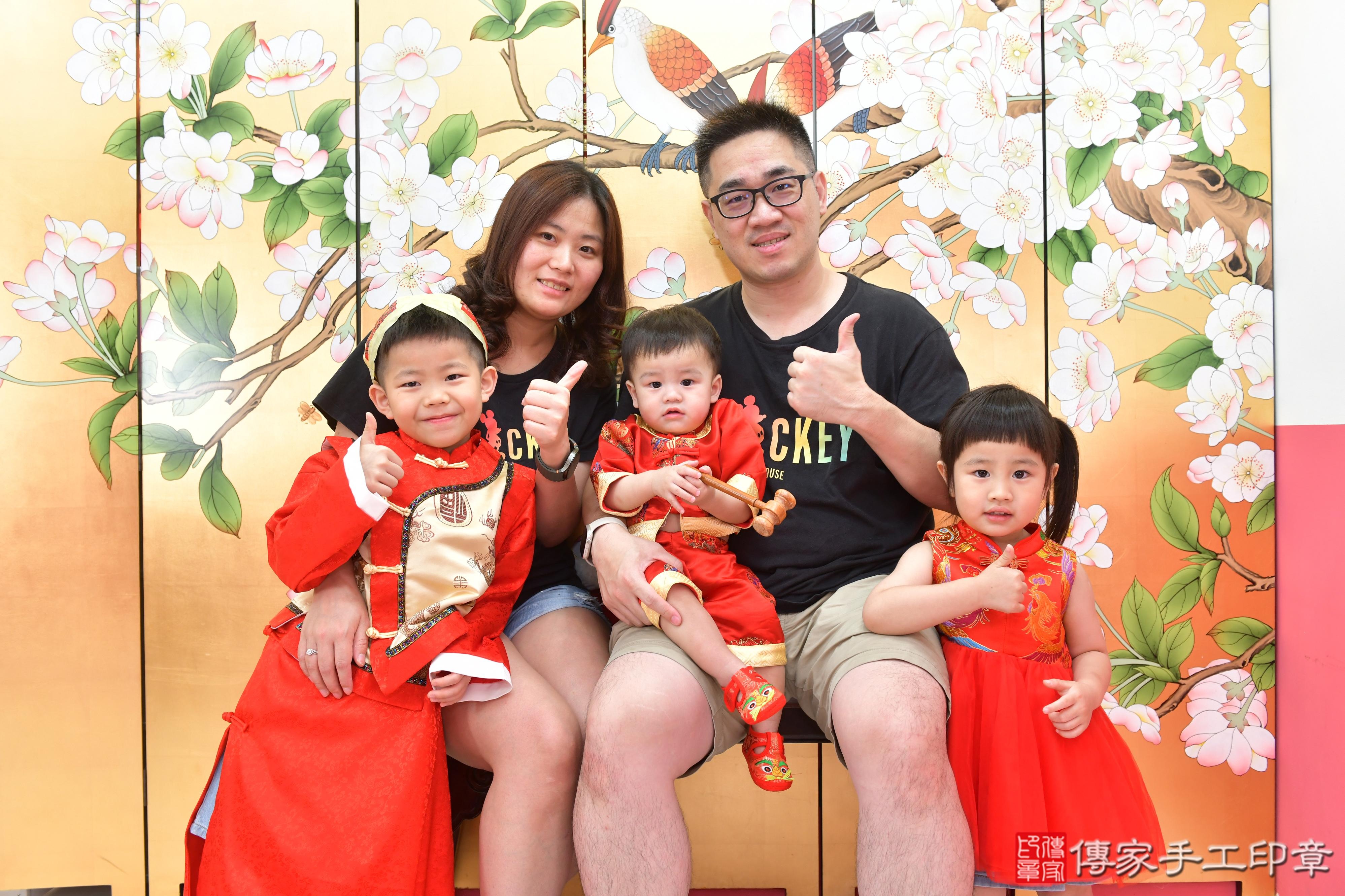 傳家手工印章台中店、抓周、度脺、美式風會場、傳家嬰兒古禮、吉祥話、抓周道具物品24種、拍照。抓周證書。寶寶抓周、滿周歲、生日快樂、祝福 傳家手工印章台中店、抓周、度脺、美式風會場、傳家嬰兒古禮、吉祥話、抓周道具物品24種、拍照。抓周證書。寶寶抓周、滿周歲、生日快樂、祝福