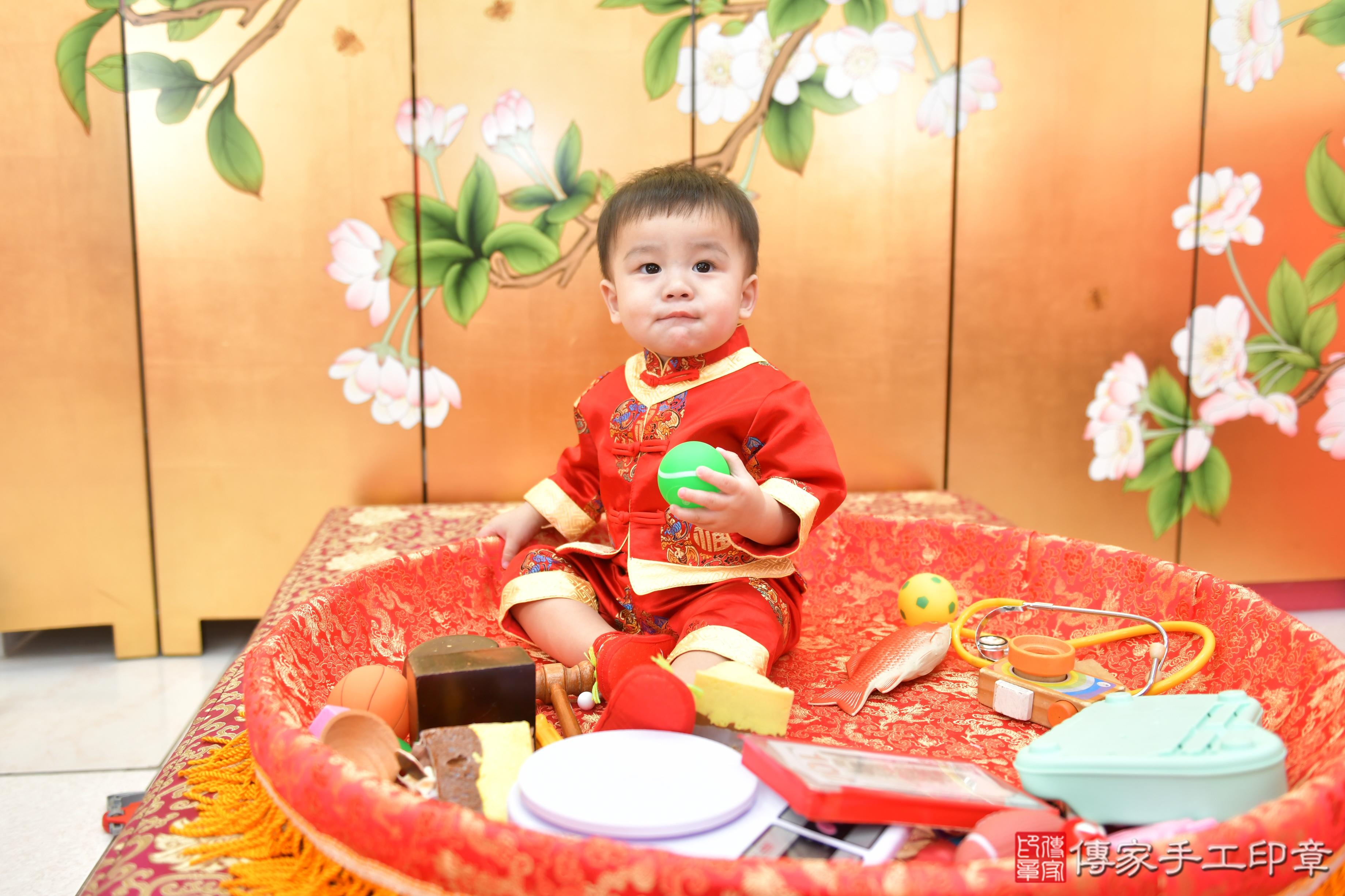 傳家手工印章台中店、抓周、度脺、美式風會場、傳家嬰兒古禮、吉祥話、抓周道具物品24種、拍照。抓周證書。寶寶抓周、滿周歲、生日快樂、祝福 傳家手工印章台中店、抓周、度脺、美式風會場、傳家嬰兒古禮、吉祥話、抓周道具物品24種、拍照。抓周證書。寶寶抓周、滿周歲、生日快樂、祝福