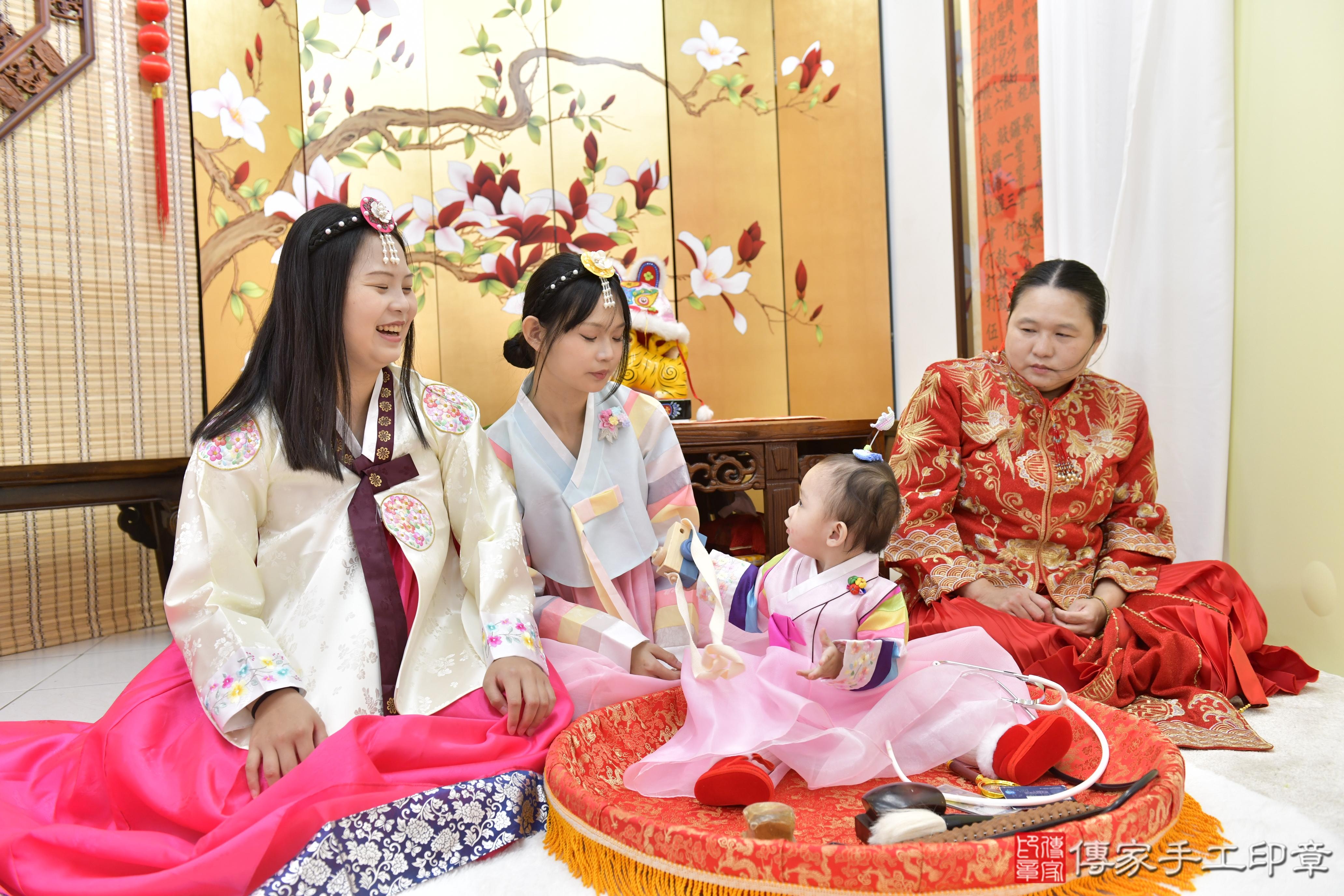 傳家手工印章新竹店、抓周、度脺、美式風會場、傳家嬰兒古禮、吉祥話、抓周道具物品24種、拍照。抓周證書。寶寶抓周、滿周歲、生日快樂、祝福