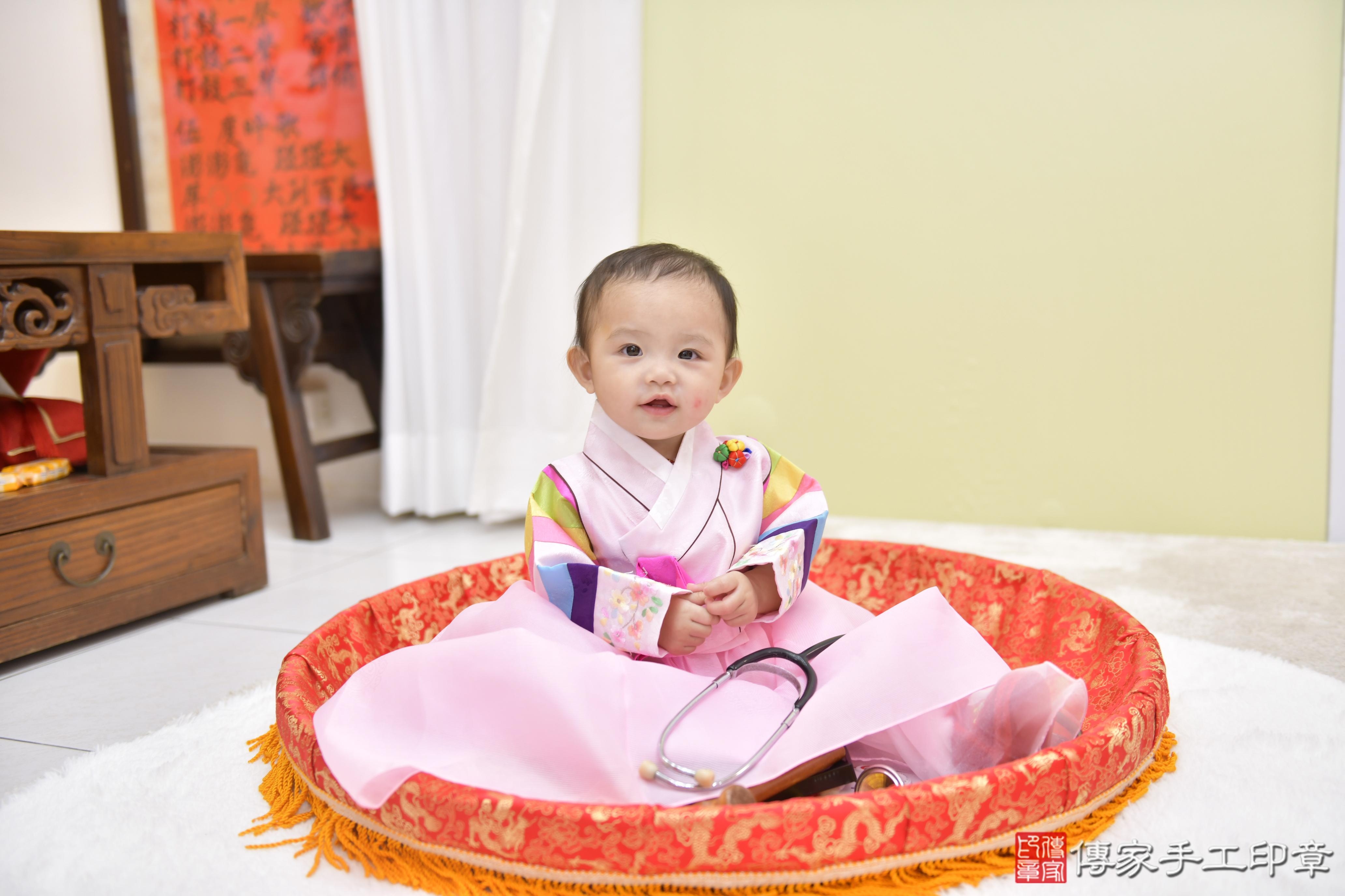 傳家手工印章新竹店、抓周、度脺、美式風會場、傳家嬰兒古禮、吉祥話、抓周道具物品24種、拍照。抓周證書。寶寶抓周、滿周歲、生日快樂、祝福