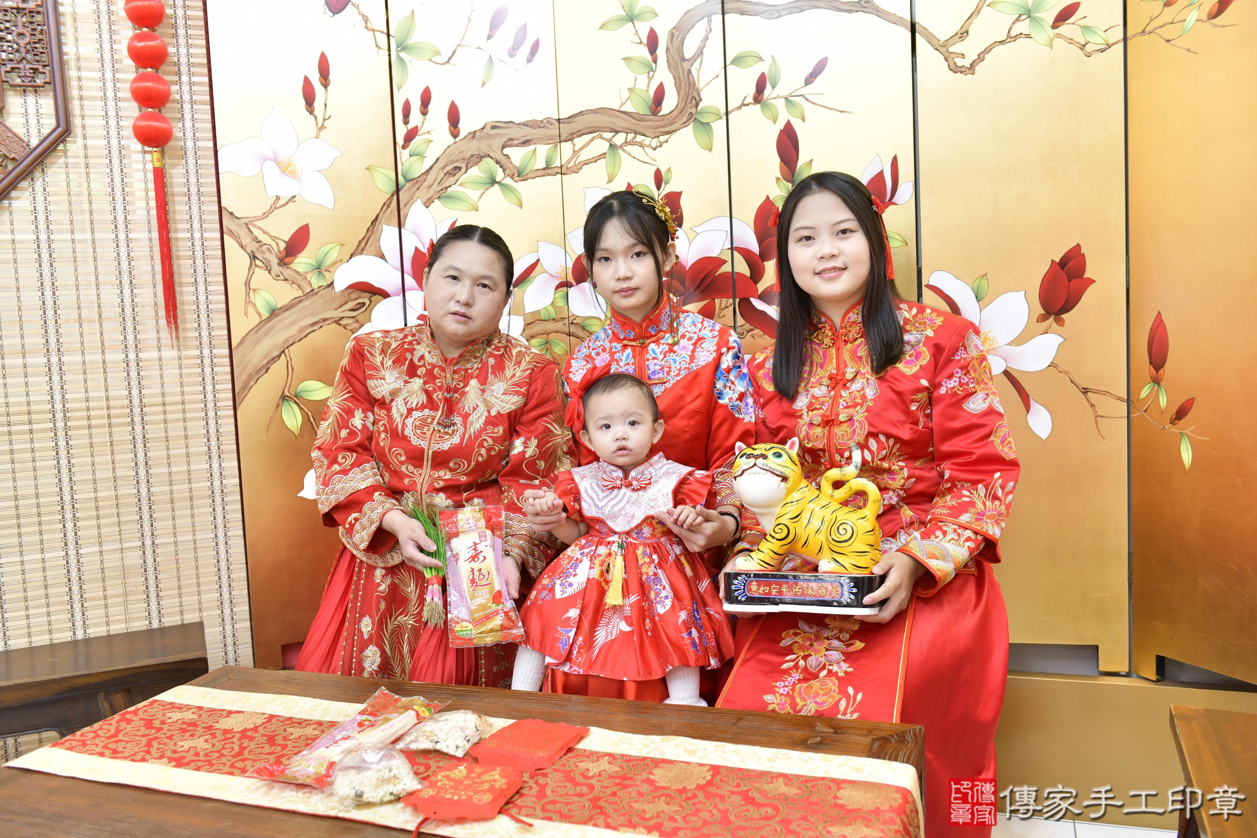 傳家手工印章新竹店、抓周、度脺、美式風會場、傳家嬰兒古禮、吉祥話、抓周道具物品24種、拍照。抓周證書。寶寶抓周、滿周歲、生日快樂、祝福