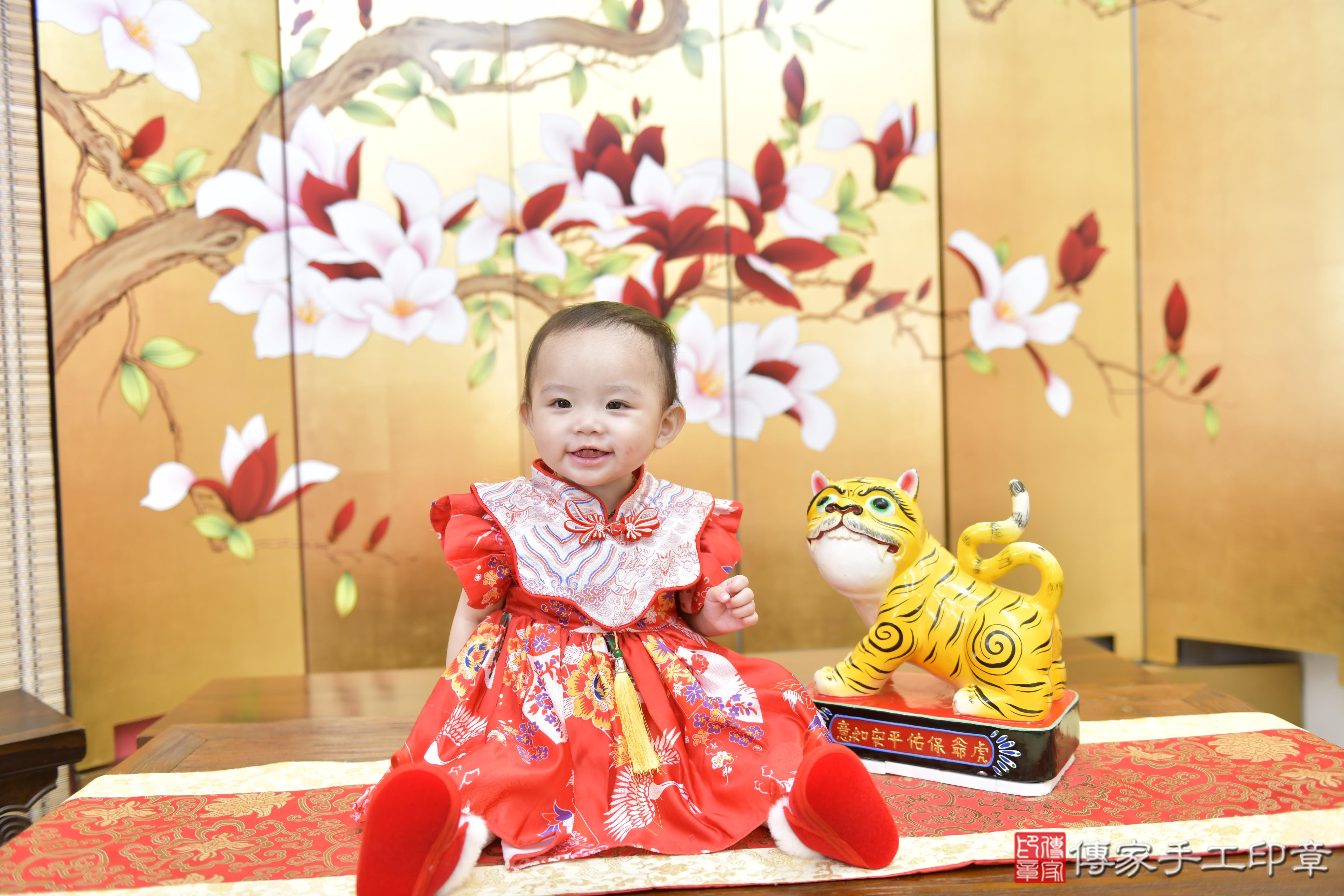 傳家手工印章新竹店、抓周、度脺、美式風會場、傳家嬰兒古禮、吉祥話、抓周道具物品24種、拍照。抓周證書。寶寶抓周、滿周歲、生日快樂、祝福