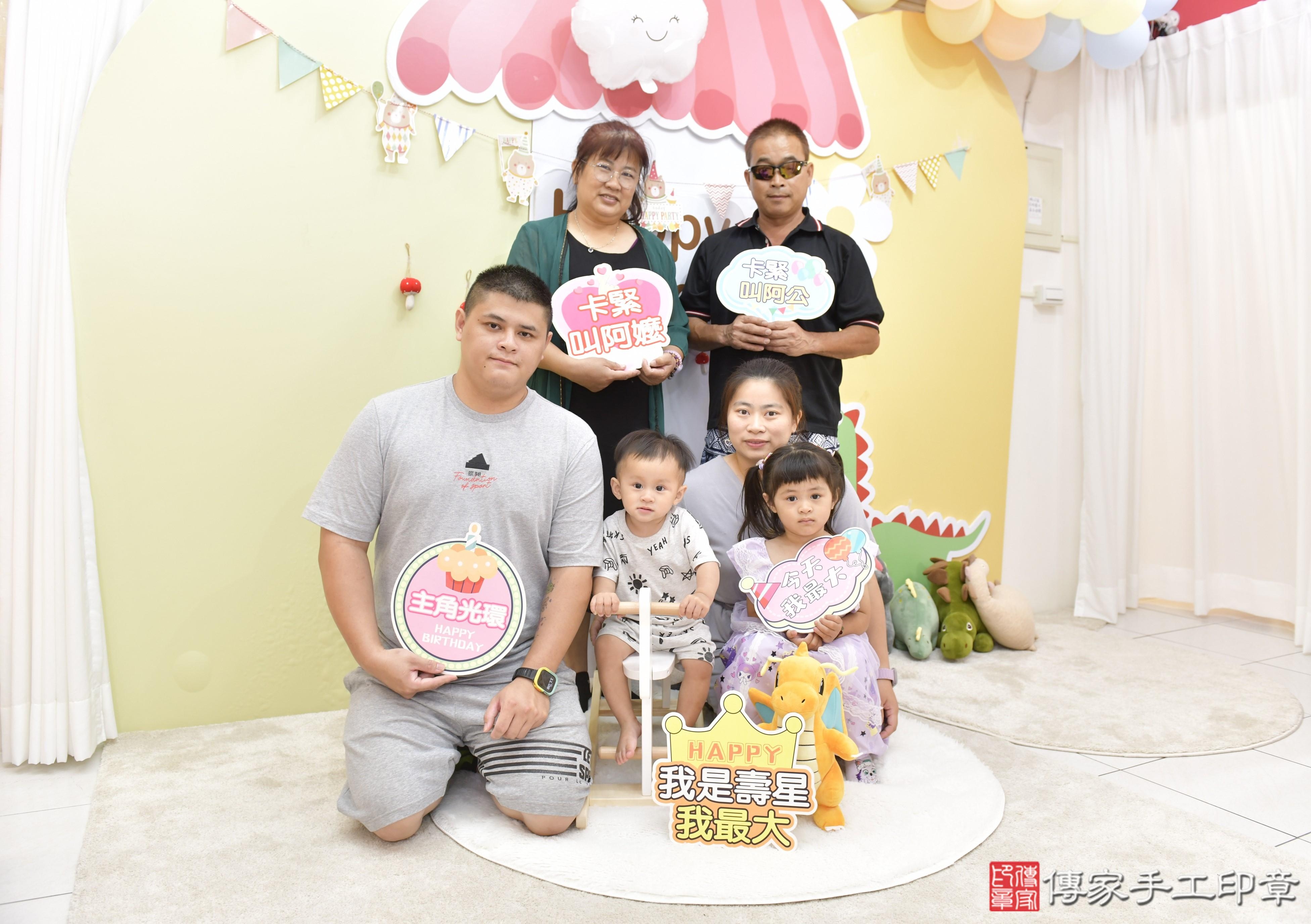 傳家手工印章新竹店、抓周、度脺、美式風會場、傳家嬰兒古禮、吉祥話、抓周道具物品24種、拍照。抓周證書。寶寶抓周、滿周歲、生日快樂、祝福
