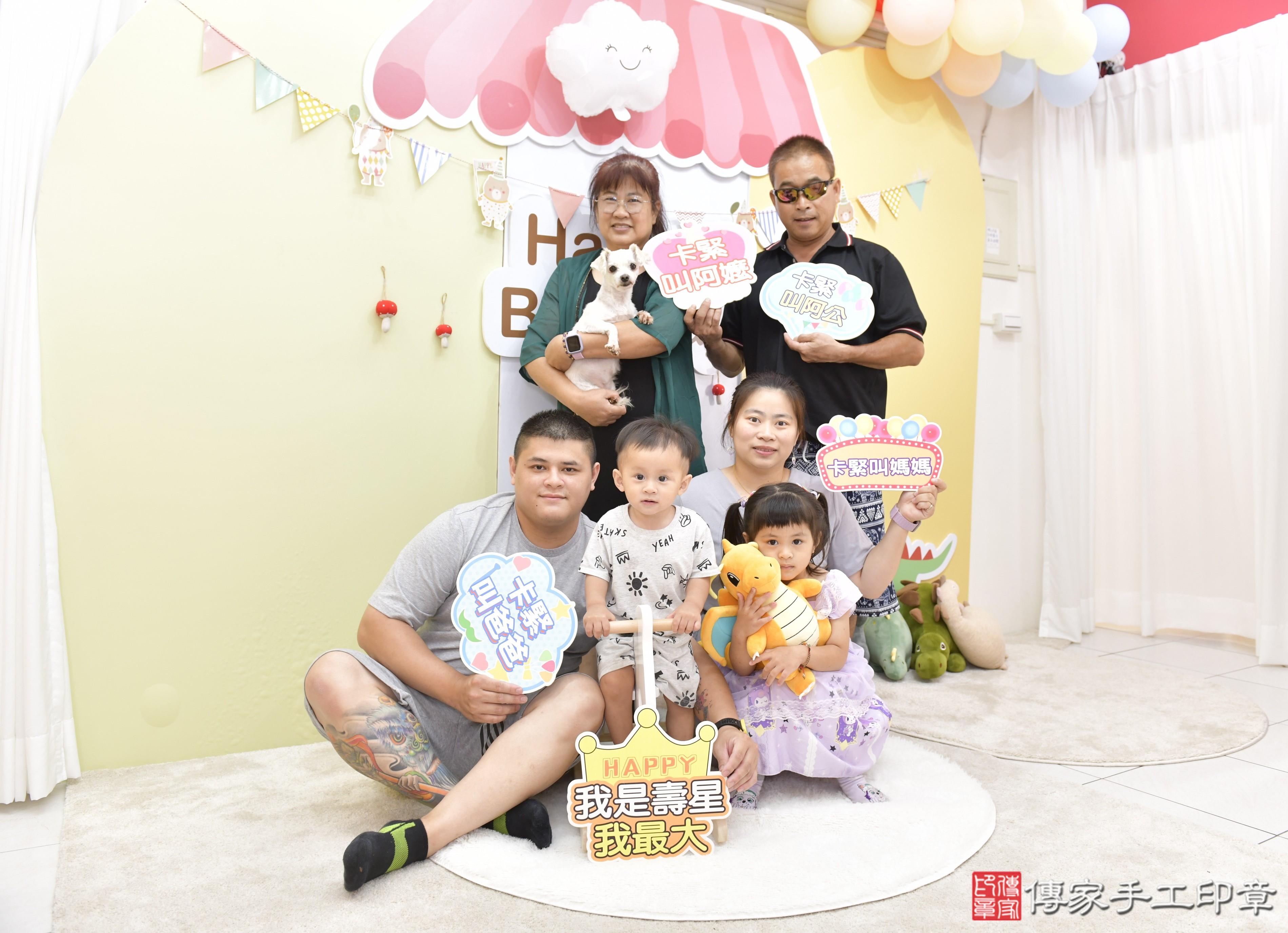 傳家手工印章新竹店、抓周、度脺、美式風會場、傳家嬰兒古禮、吉祥話、抓周道具物品24種、拍照。抓周證書。寶寶抓周、滿周歲、生日快樂、祝福