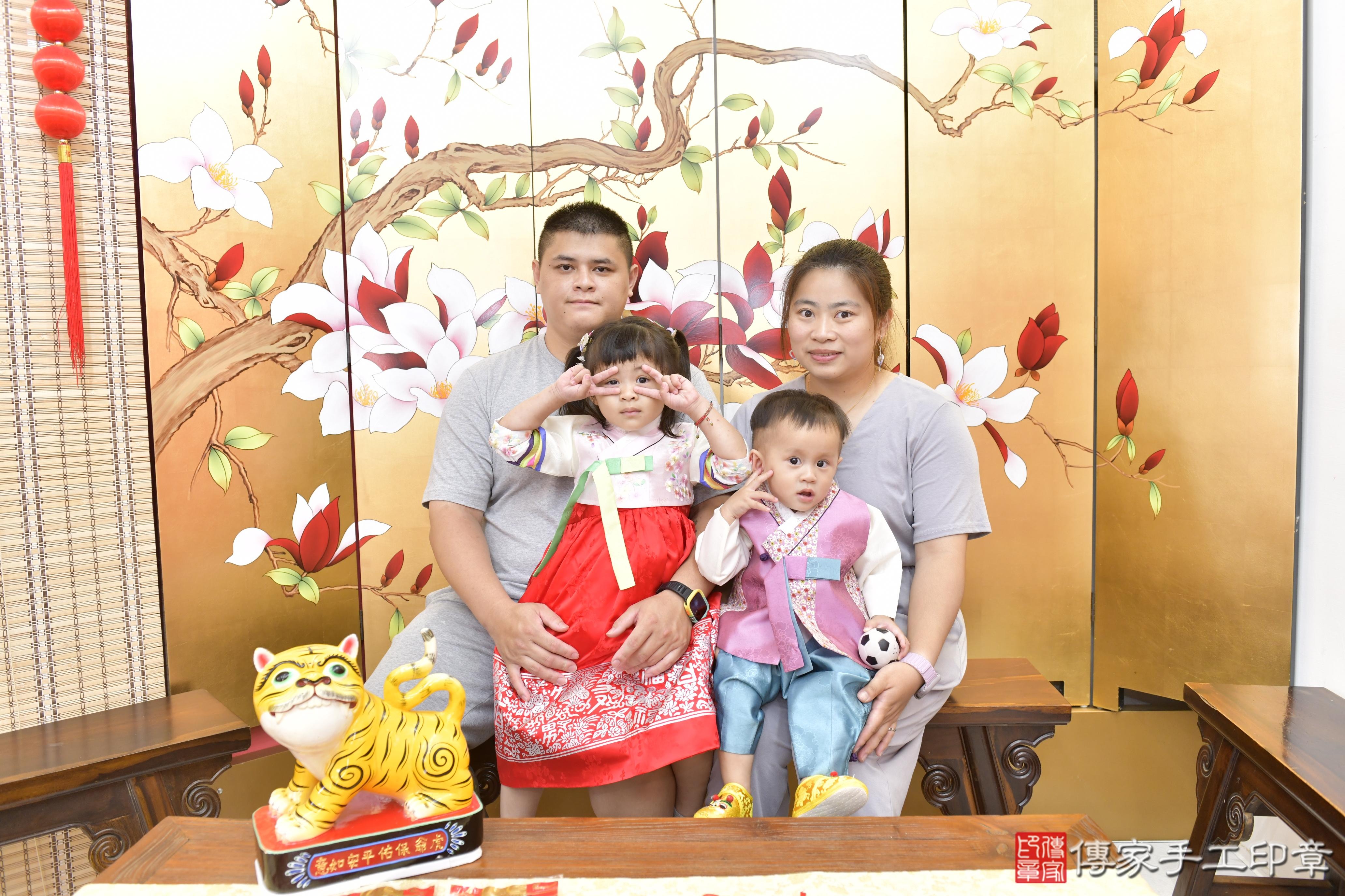 傳家手工印章新竹店、抓周、度脺、美式風會場、傳家嬰兒古禮、吉祥話、抓周道具物品24種、拍照。抓周證書。寶寶抓周、滿周歲、生日快樂、祝福