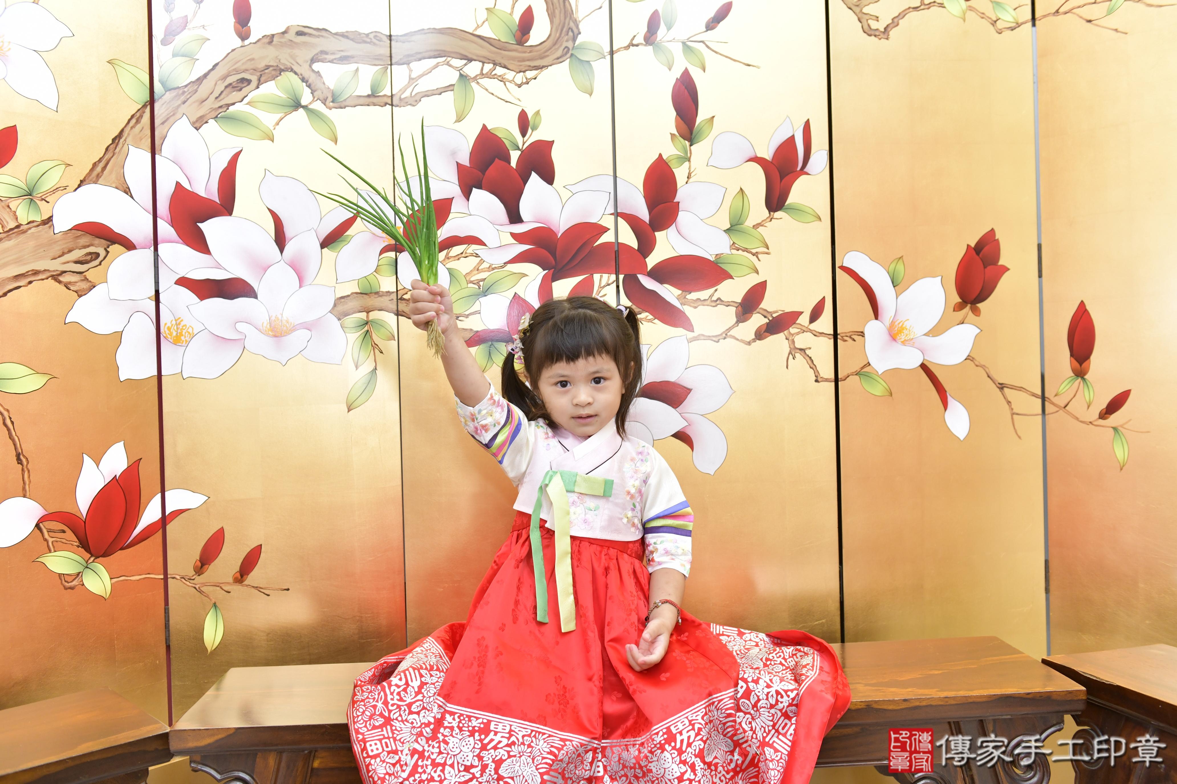 傳家手工印章新竹店、抓周、度脺、美式風會場、傳家嬰兒古禮、吉祥話、抓周道具物品24種、拍照。抓周證書。寶寶抓周、滿周歲、生日快樂、祝福