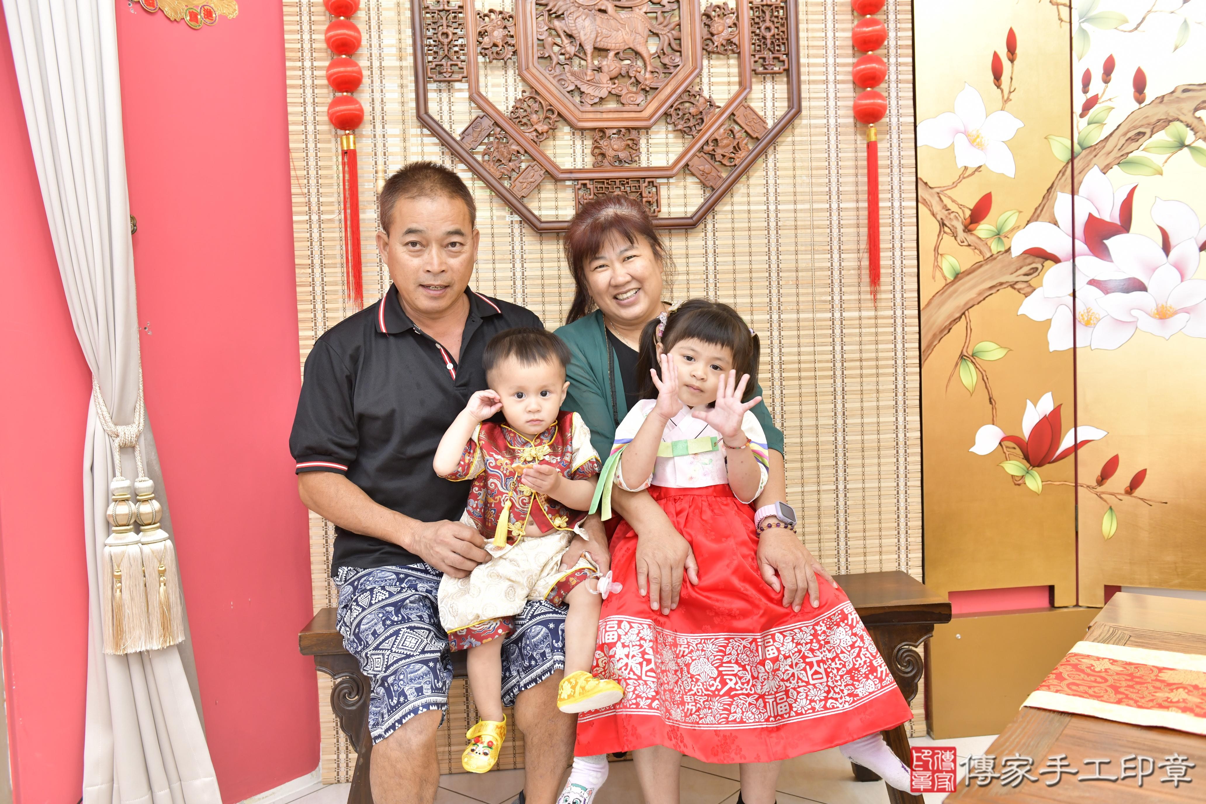 傳家手工印章新竹店、抓周、度脺、美式風會場、傳家嬰兒古禮、吉祥話、抓周道具物品24種、拍照。抓周證書。寶寶抓周、滿周歲、生日快樂、祝福