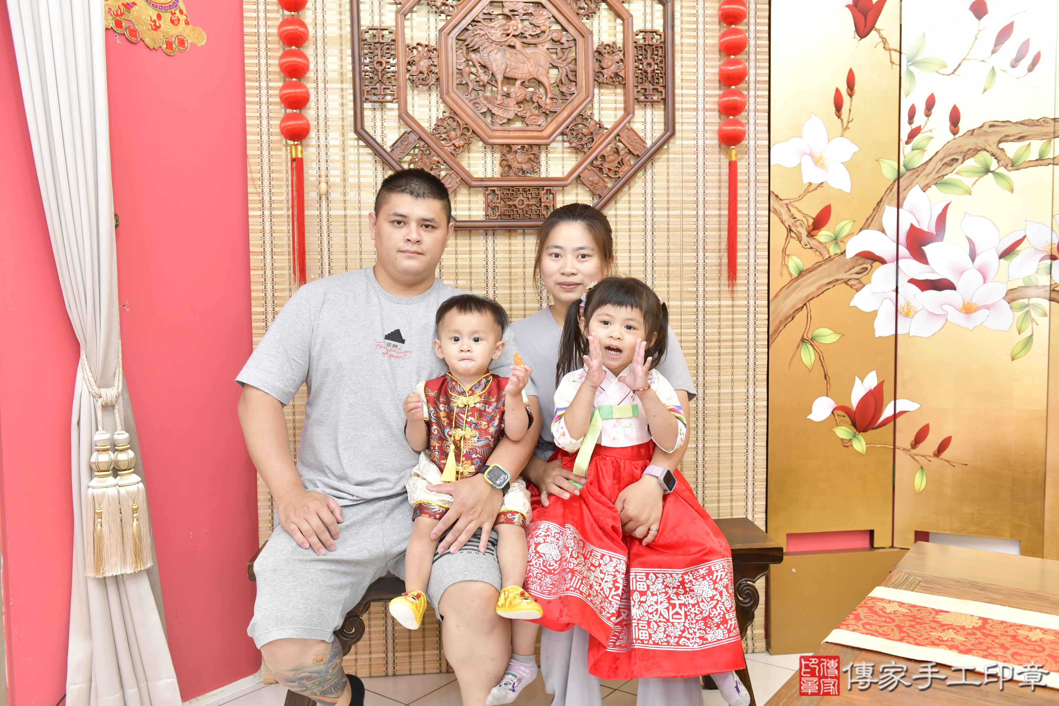 傳家手工印章新竹店、抓周、度脺、美式風會場、傳家嬰兒古禮、吉祥話、抓周道具物品24種、拍照。抓周證書。寶寶抓周、滿周歲、生日快樂、祝福