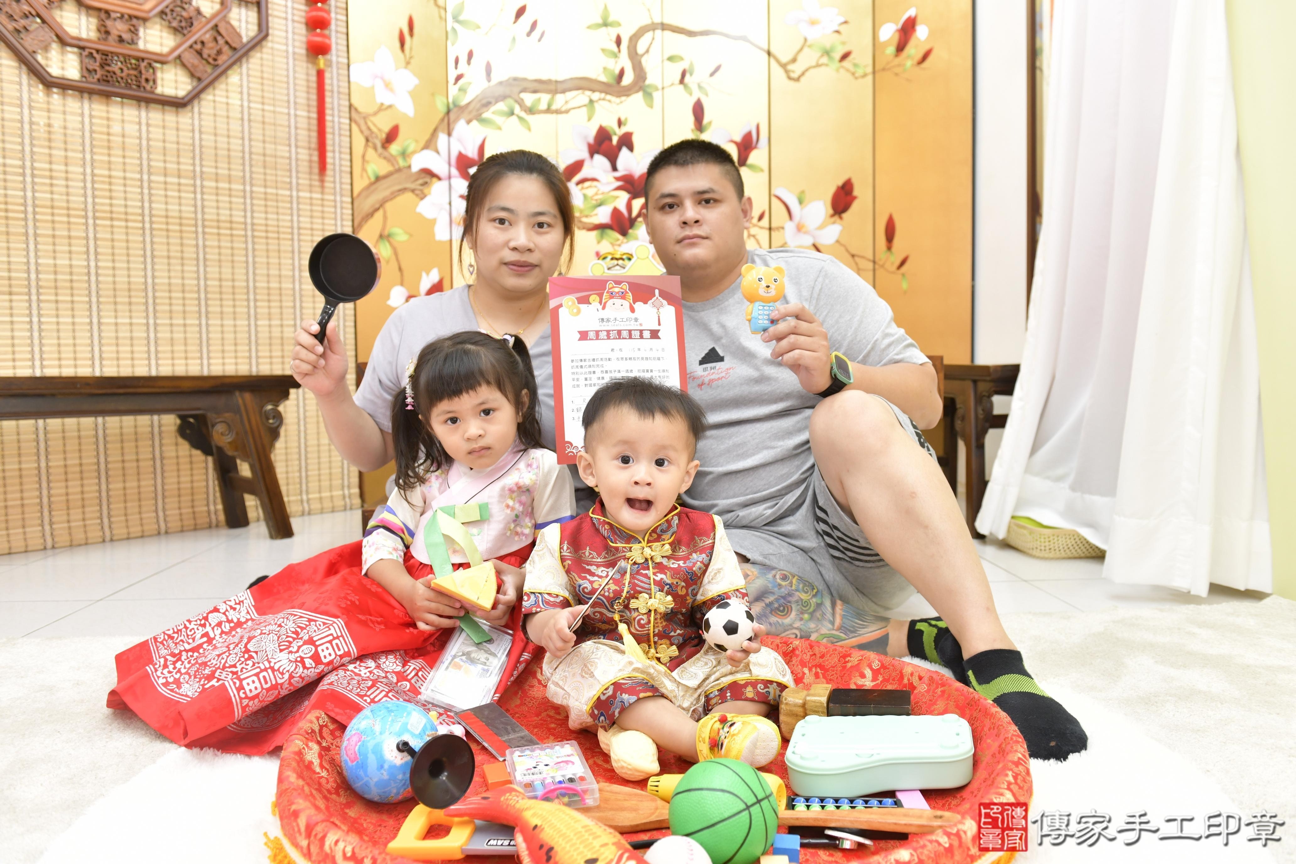 傳家手工印章新竹店、抓周、度脺、美式風會場、傳家嬰兒古禮、吉祥話、抓周道具物品24種、拍照。抓周證書。寶寶抓周、滿周歲、生日快樂、祝福