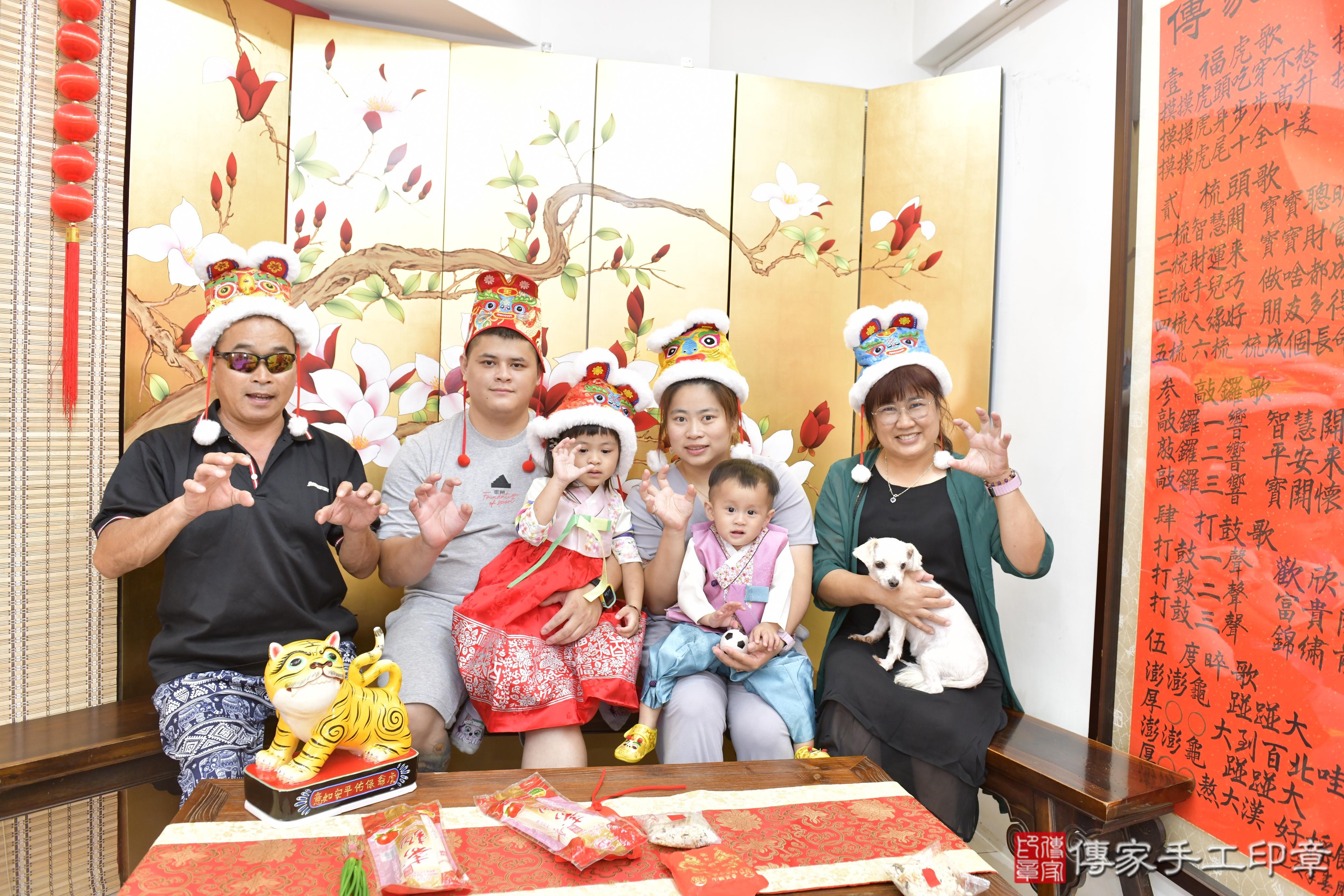 傳家手工印章新竹店、抓周、度脺、美式風會場、傳家嬰兒古禮、吉祥話、抓周道具物品24種、拍照。抓周證書。寶寶抓周、滿周歲、生日快樂、祝福