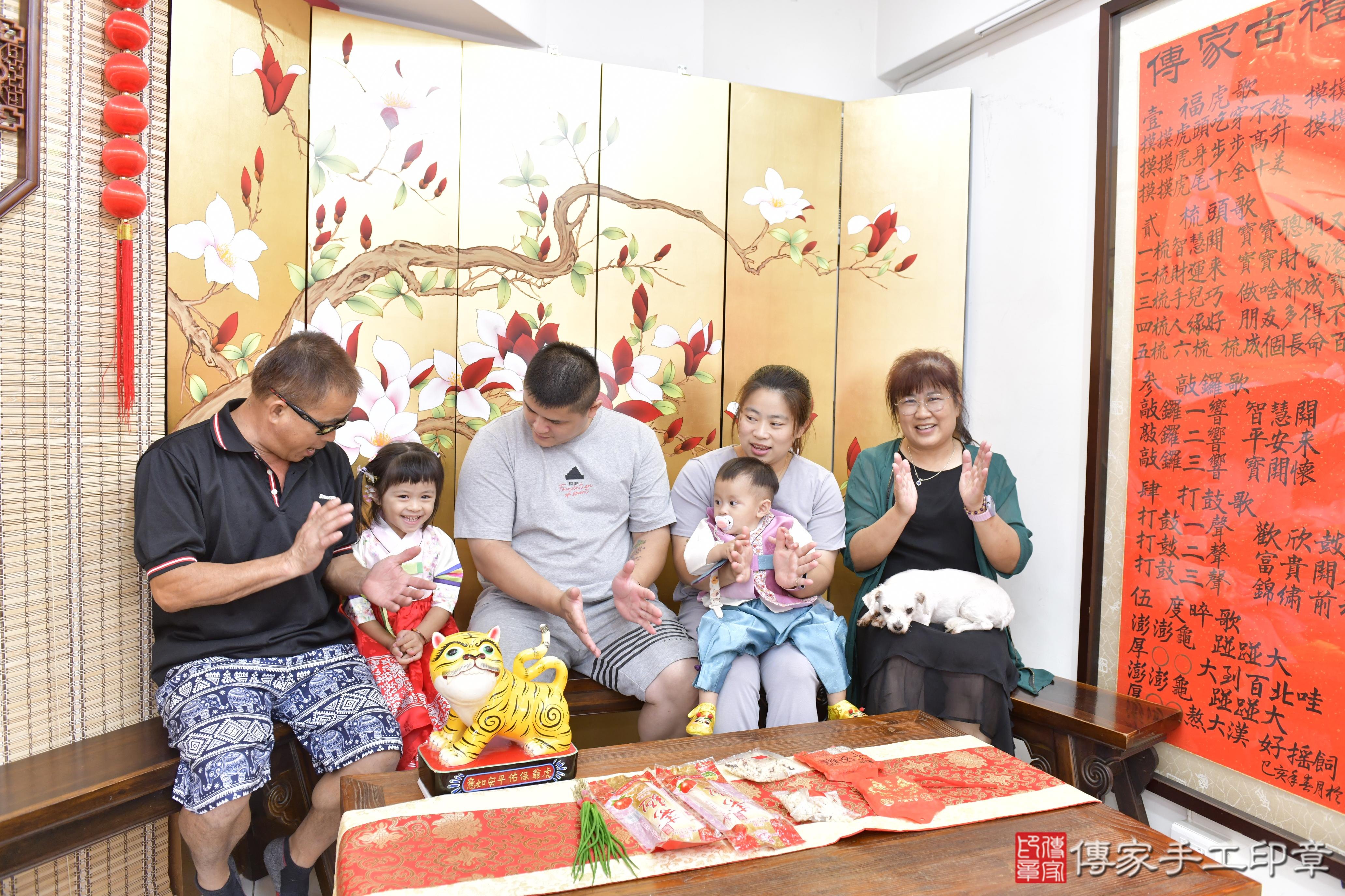 傳家手工印章新竹店、抓周、度脺、美式風會場、傳家嬰兒古禮、吉祥話、抓周道具物品24種、拍照。抓周證書。寶寶抓周、滿周歲、生日快樂、祝福