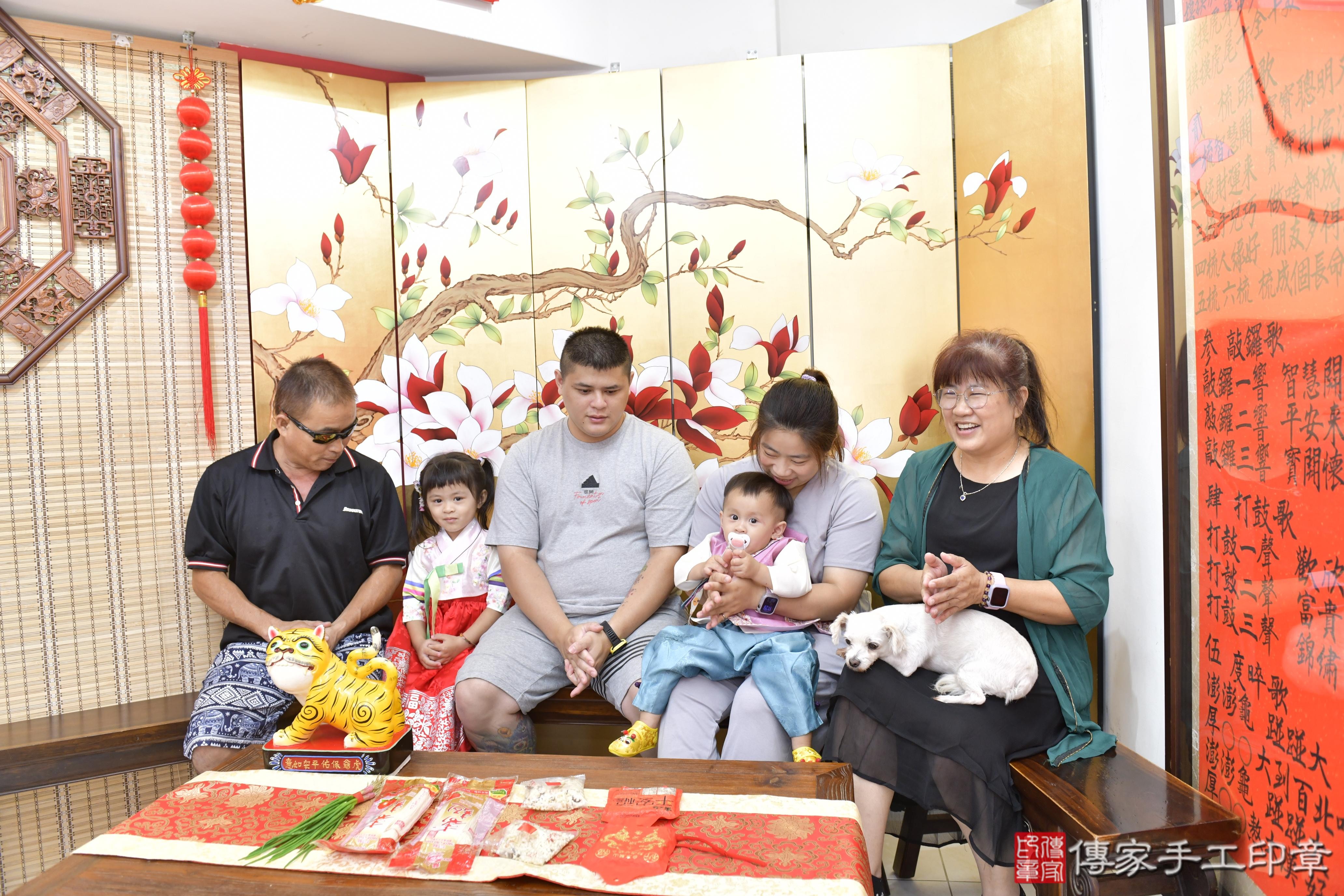 傳家手工印章新竹店、抓周、度脺、美式風會場、傳家嬰兒古禮、吉祥話、抓周道具物品24種、拍照。抓周證書。寶寶抓周、滿周歲、生日快樂、祝福