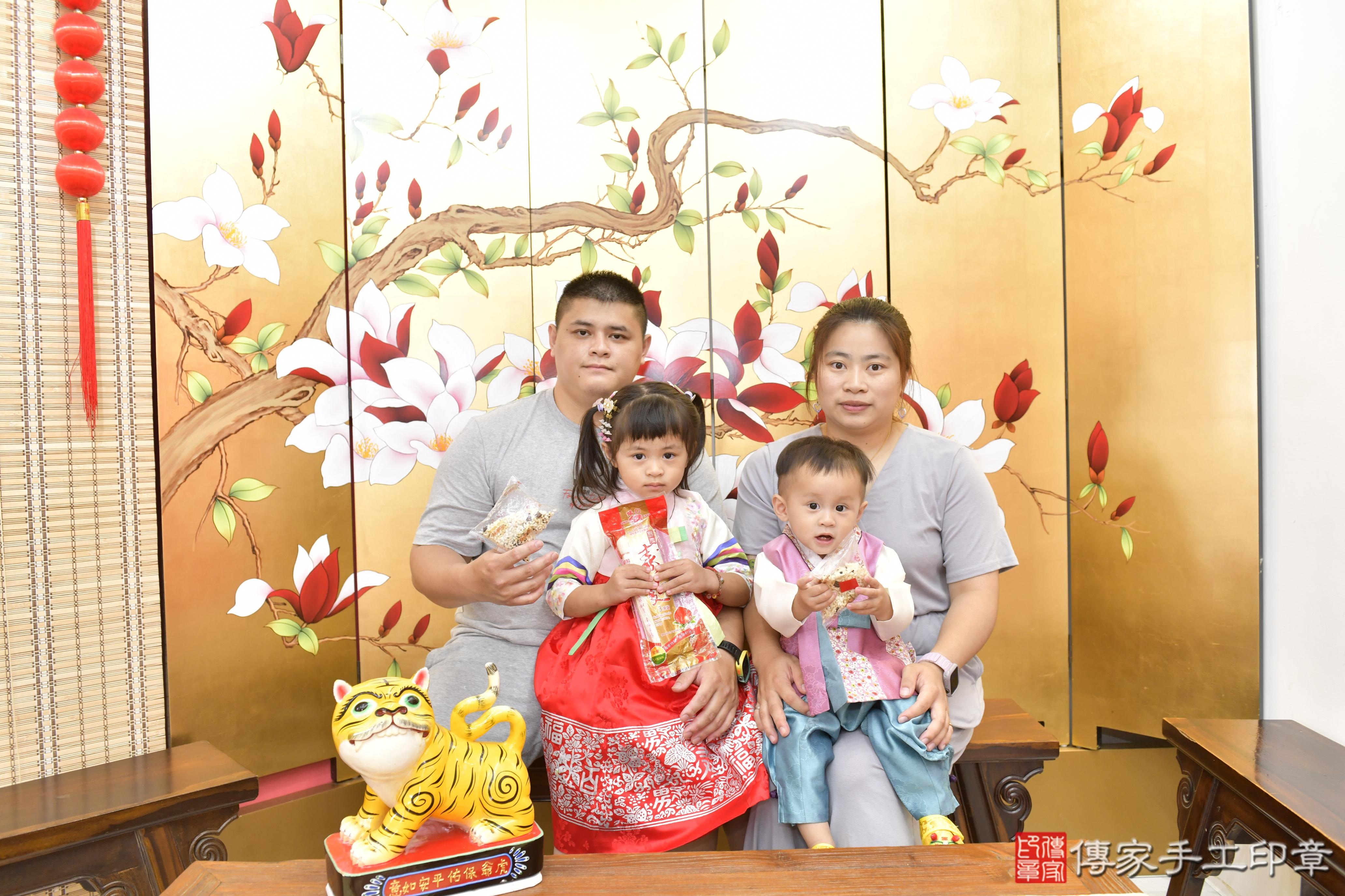 傳家手工印章新竹店、抓周、度脺、美式風會場、傳家嬰兒古禮、吉祥話、抓周道具物品24種、拍照。抓周證書。寶寶抓周、滿周歲、生日快樂、祝福