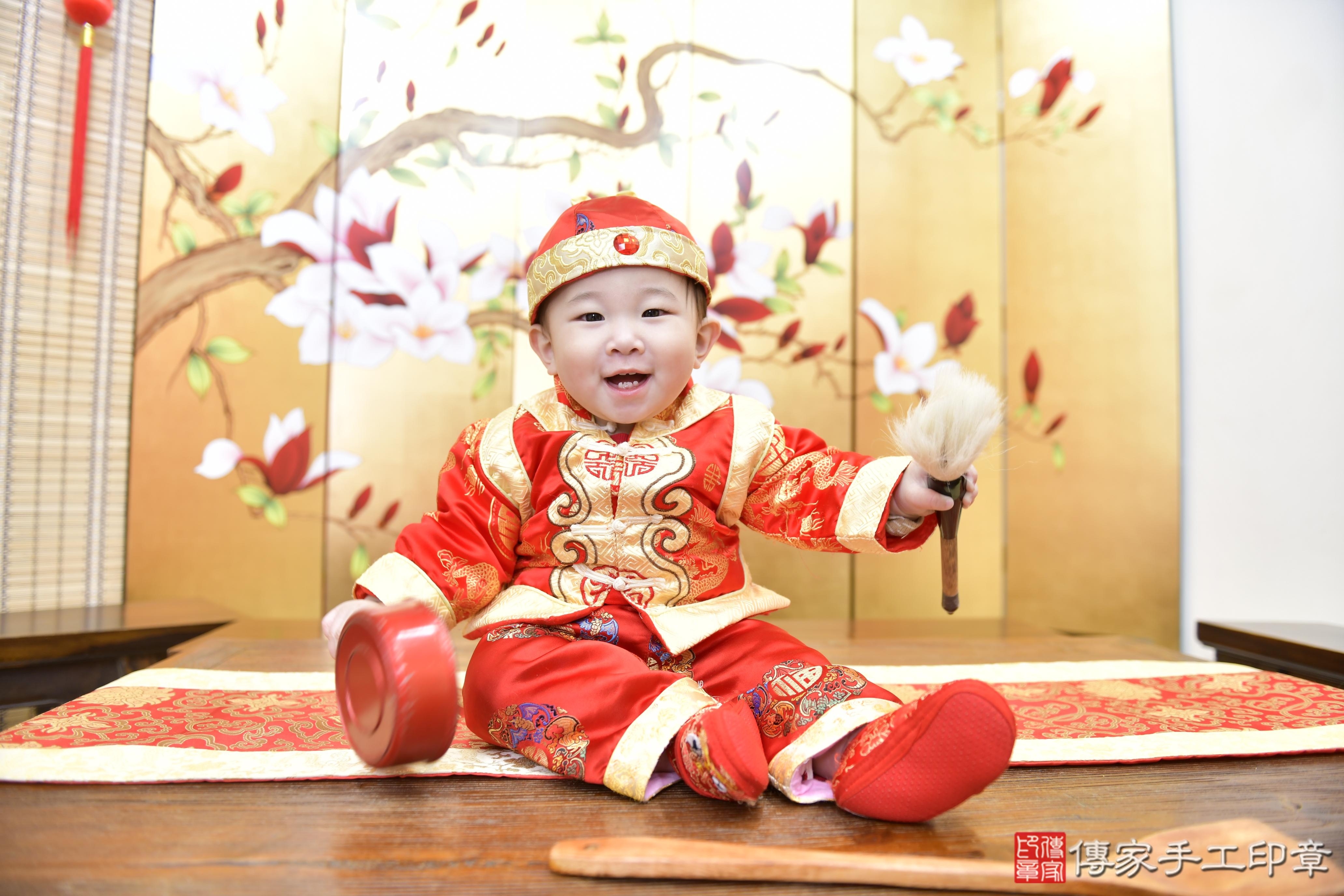 傳家手工印章新竹店、抓周、度脺、美式風會場、傳家嬰兒古禮、吉祥話、抓周道具物品24種、拍照。抓周證書。寶寶抓周、滿周歲、生日快樂、祝福