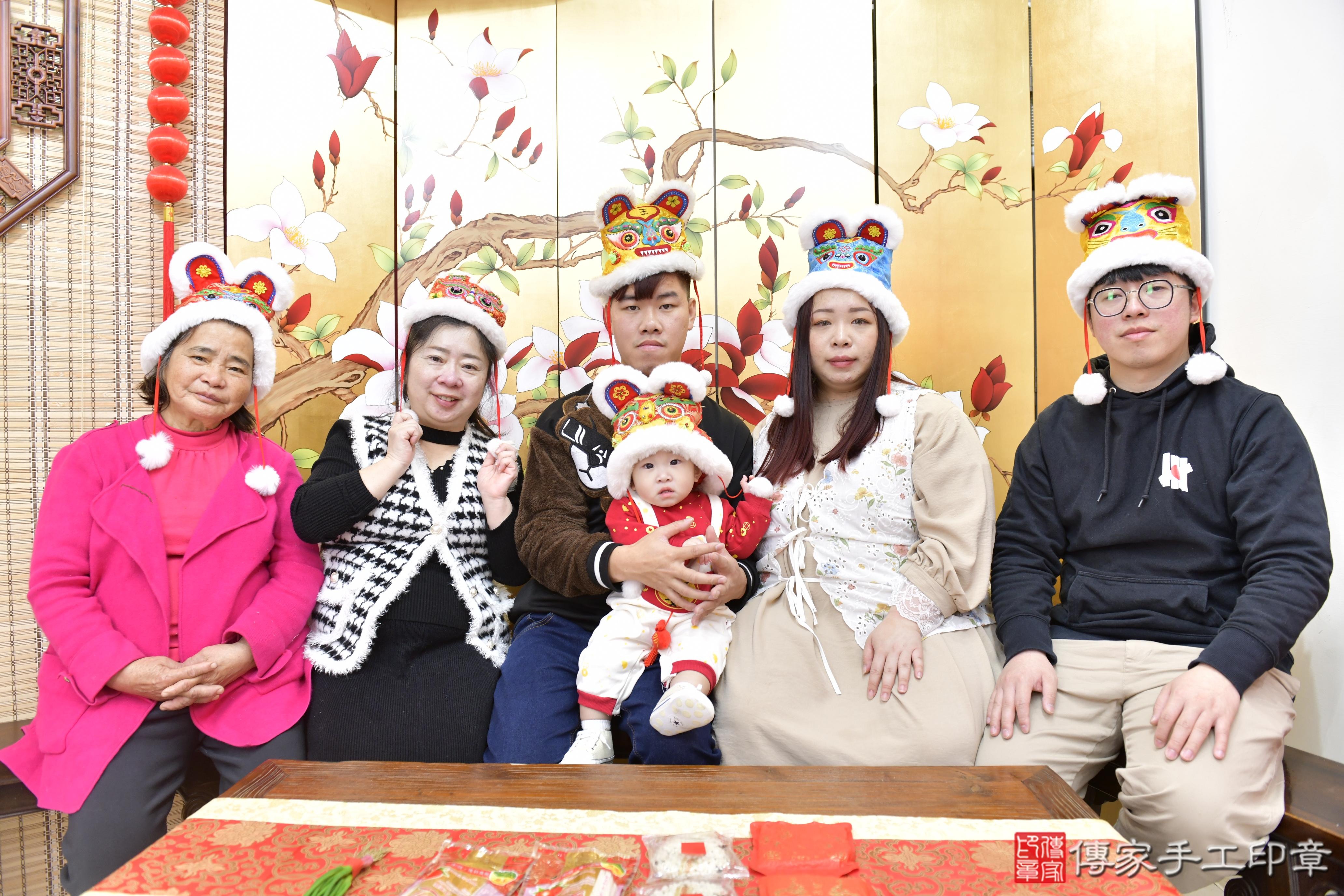 傳家手工印章新竹店、抓周、度脺、美式風會場、傳家嬰兒古禮、吉祥話、抓周道具物品24種、拍照。抓周證書。寶寶抓周、滿周歲、生日快樂、祝福