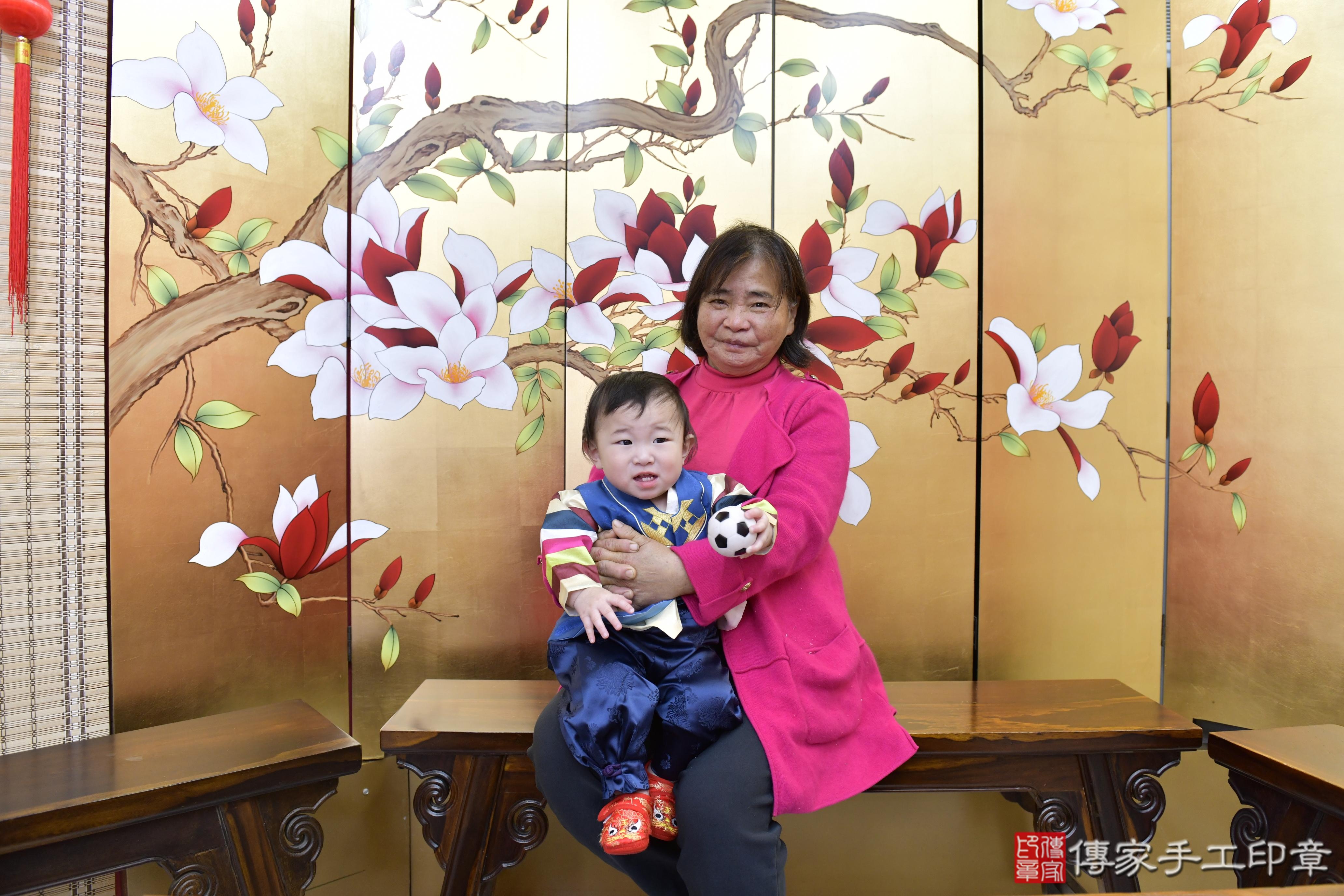 傳家手工印章新竹店、抓周、度脺、美式風會場、傳家嬰兒古禮、吉祥話、抓周道具物品24種、拍照。抓周證書。寶寶抓周、滿周歲、生日快樂、祝福