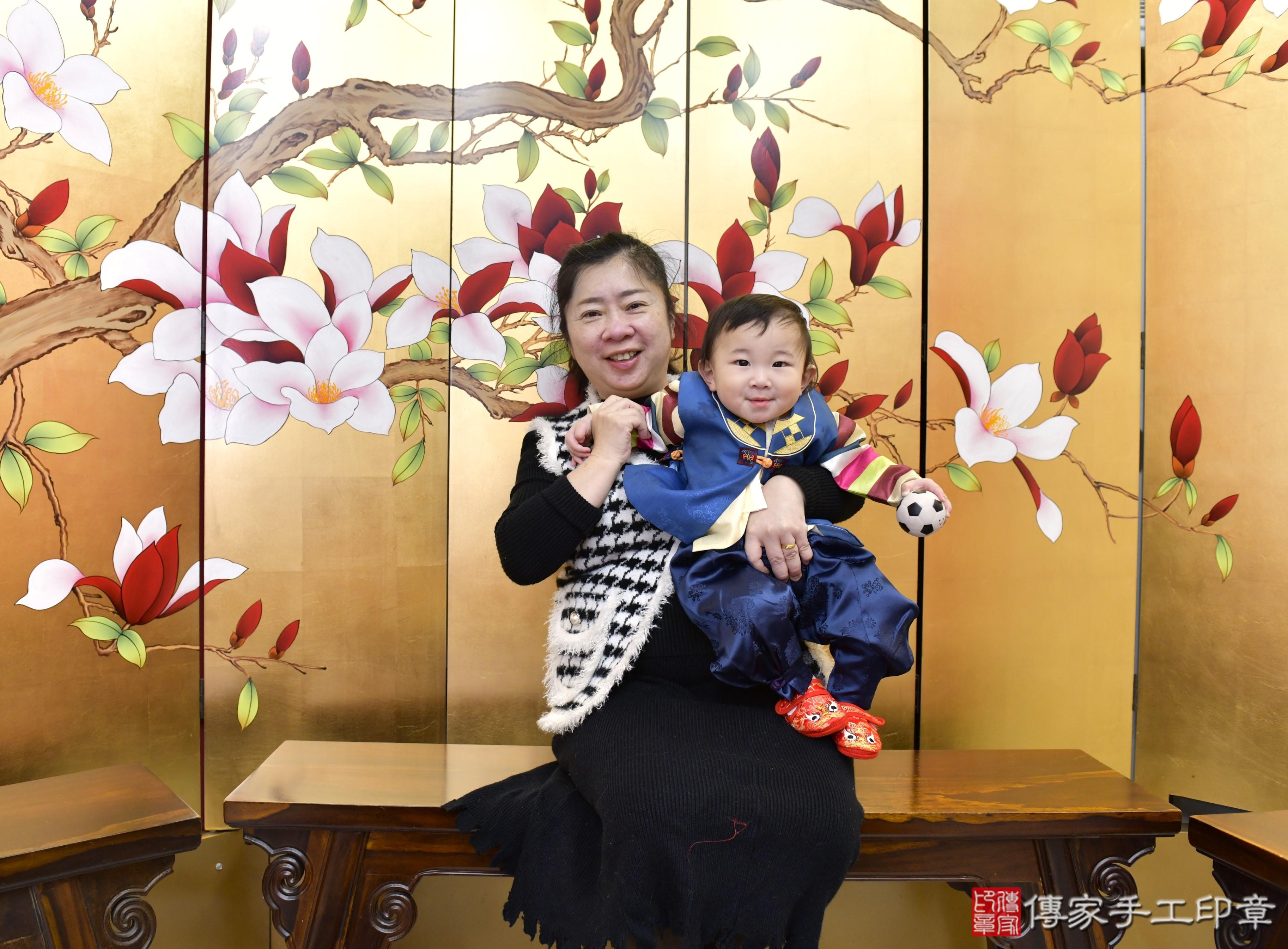傳家手工印章新竹店、抓周、度脺、美式風會場、傳家嬰兒古禮、吉祥話、抓周道具物品24種、拍照。抓周證書。寶寶抓周、滿周歲、生日快樂、祝福