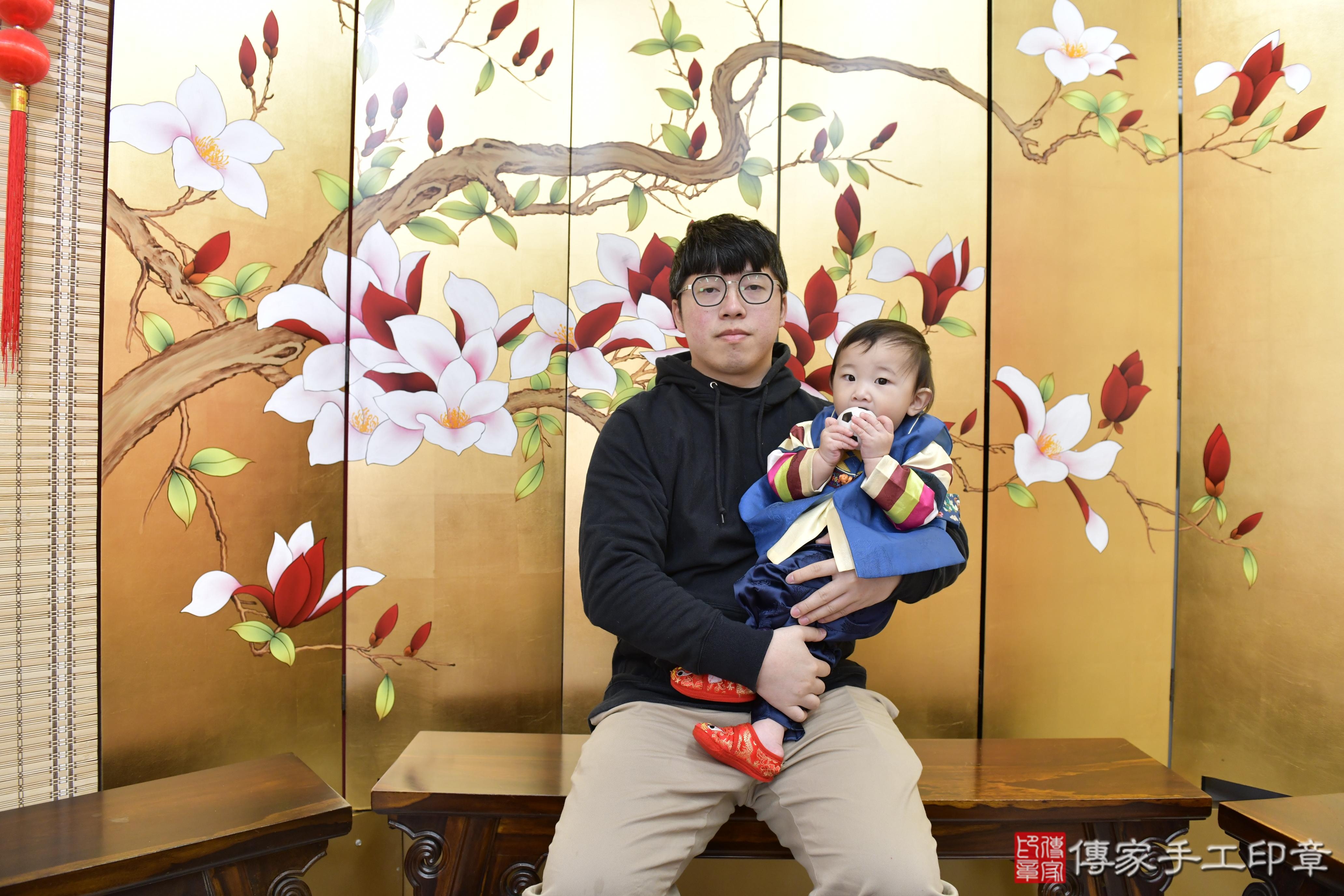 傳家手工印章新竹店、抓周、度脺、美式風會場、傳家嬰兒古禮、吉祥話、抓周道具物品24種、拍照。抓周證書。寶寶抓周、滿周歲、生日快樂、祝福