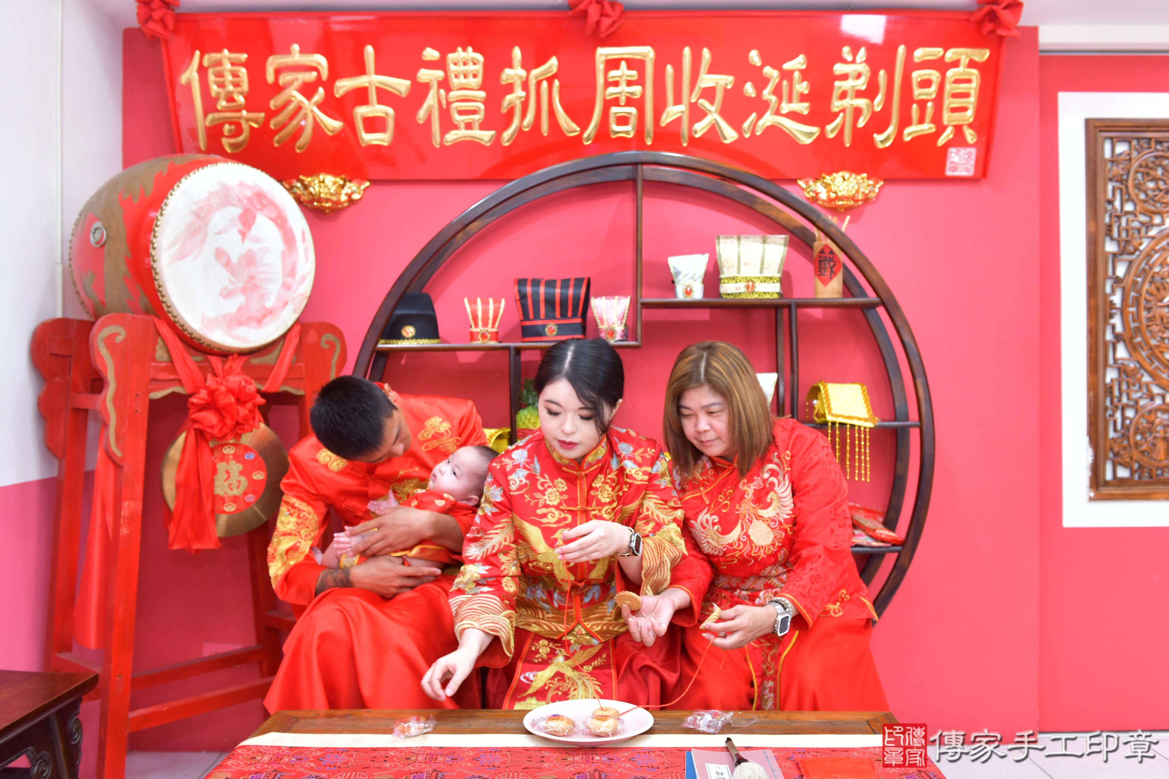 傳家手工印章台中店、抓周、度脺、美式風會場、傳家嬰兒古禮、吉祥話、抓周道具物品24種、拍照。抓周證書。寶寶抓周、滿周歲、生日快樂、祝福