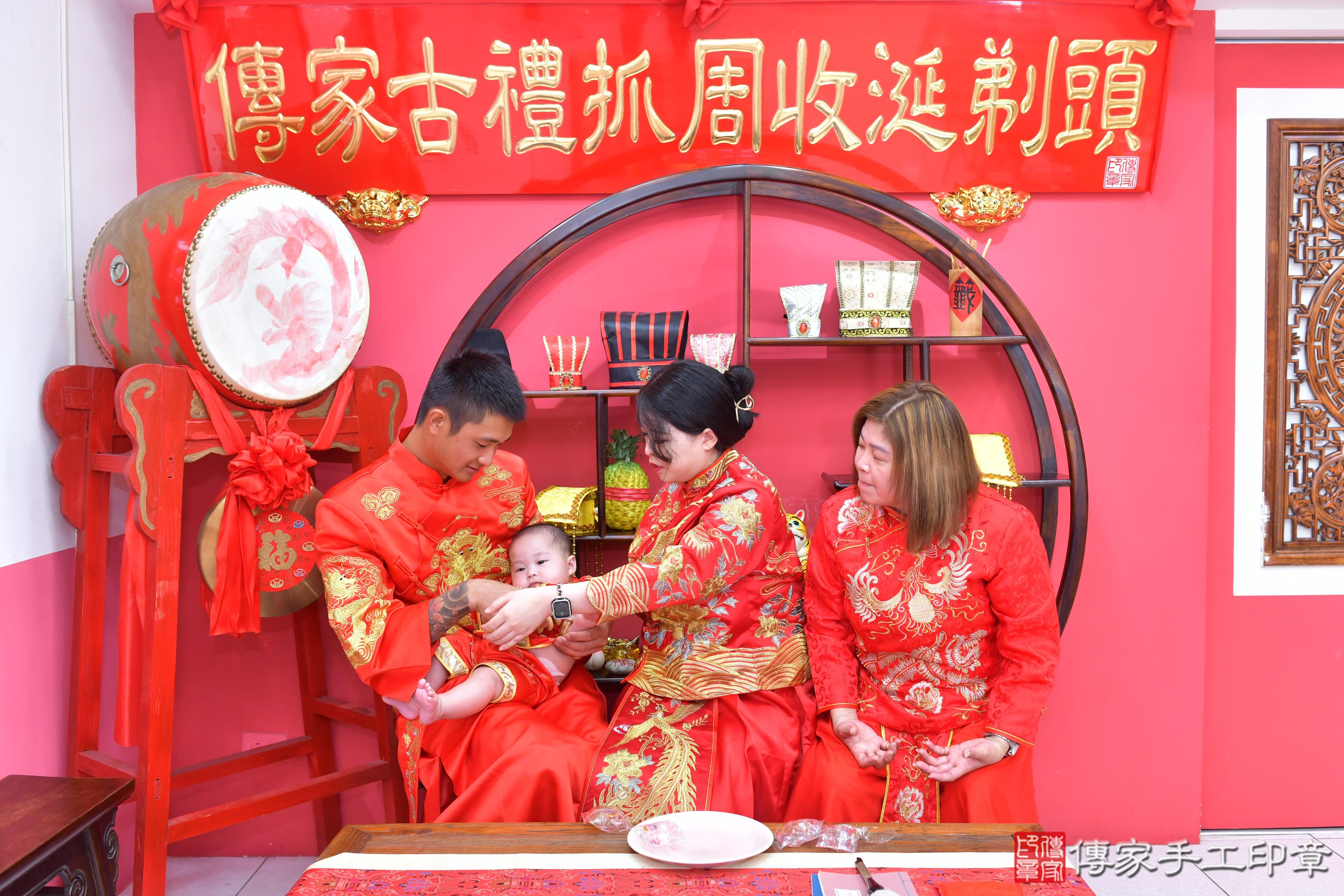 傳家手工印章台中店、抓周、度脺、美式風會場、傳家嬰兒古禮、吉祥話、抓周道具物品24種、拍照。抓周證書。寶寶抓周、滿周歲、生日快樂、祝福