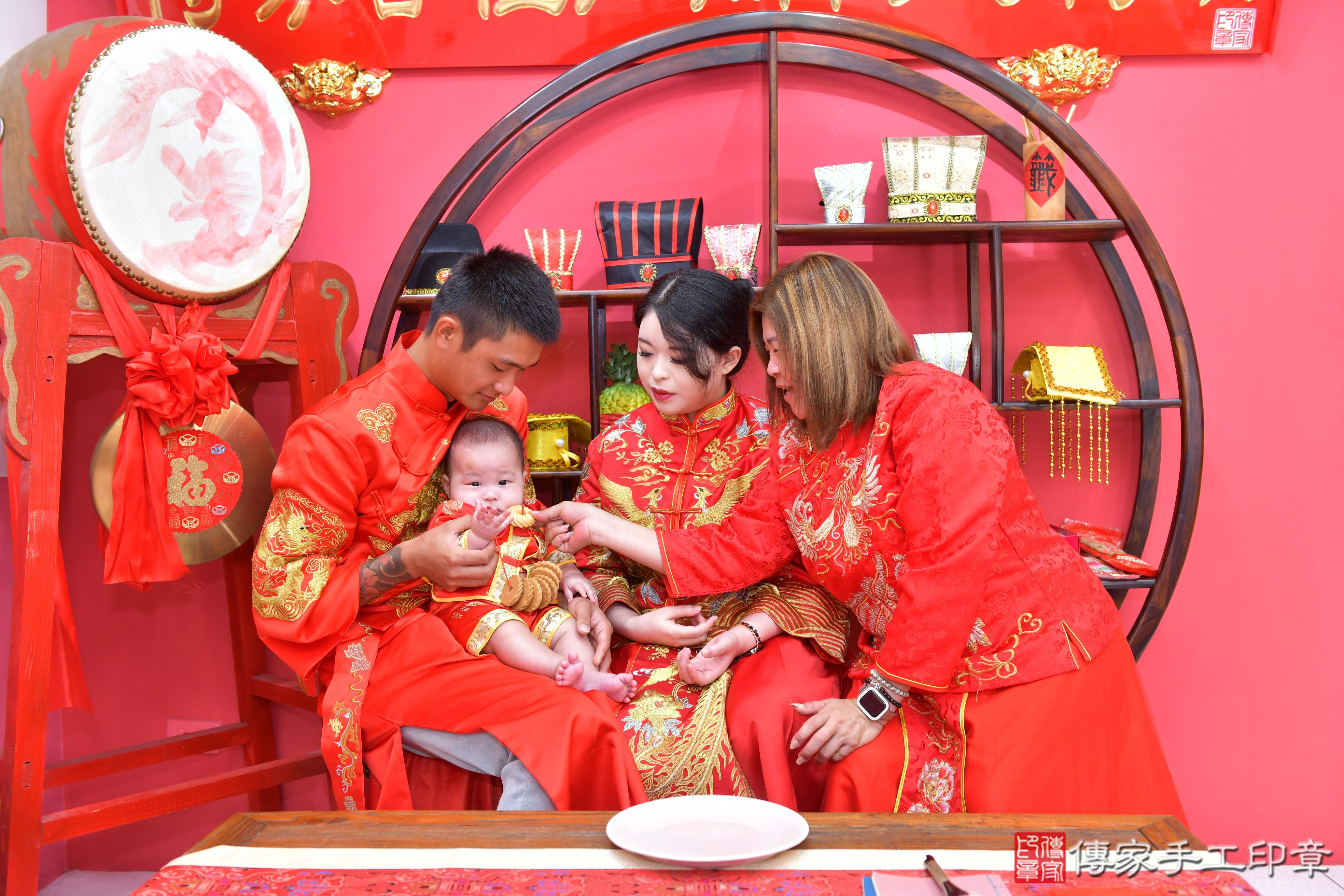 傳家手工印章台中店、抓周、度脺、美式風會場、傳家嬰兒古禮、吉祥話、抓周道具物品24種、拍照。抓周證書。寶寶抓周、滿周歲、生日快樂、祝福