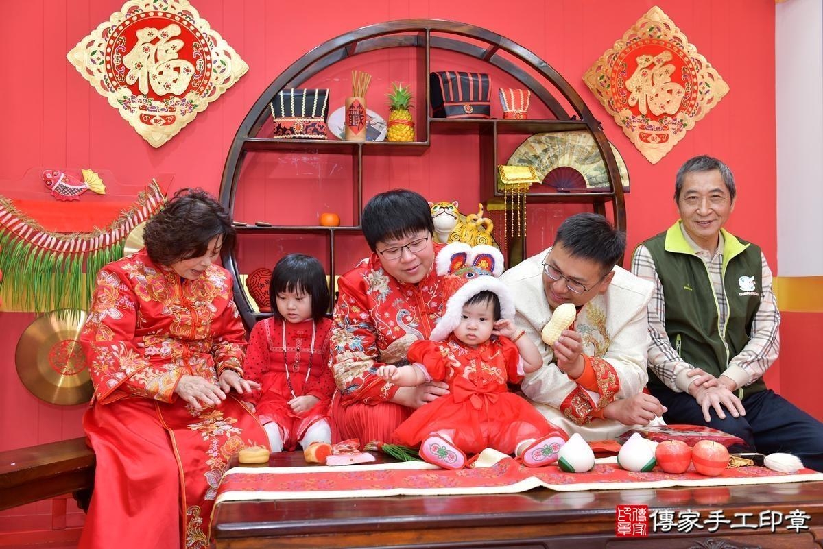 傳家手工印章桃園店、美式抓周、抓周道具、未來職業、滿周歲、杏杏寶寶、桃園、拍照、生日快樂