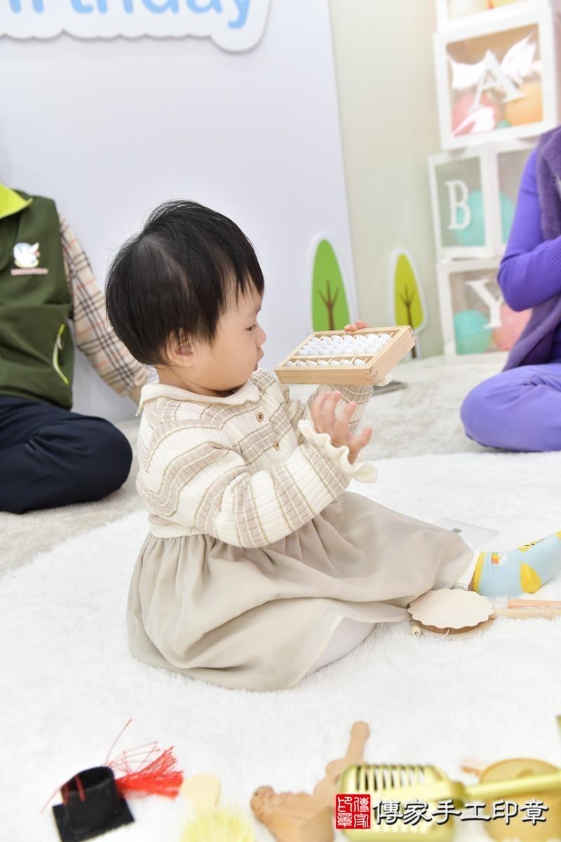 傳家手工印章桃園店、美式抓周、抓周道具、未來職業、滿周歲、杏杏寶寶、桃園、拍照、生日快樂