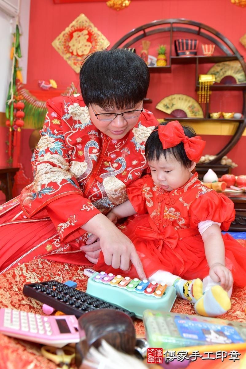 傳家手工印章桃園店、美式抓周、抓周道具、未來職業、滿周歲、杏杏寶寶、桃園、拍照、生日快樂