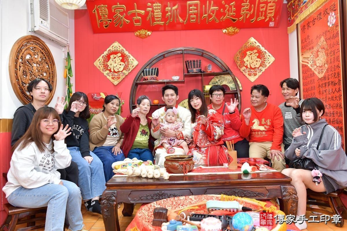 傳家手工印章桃園店、抓周、度晬、中國風會場、抓周道具物品、抓周證書、滿周歲、嫣嫣寶寶、桃園、拍照、生日快樂