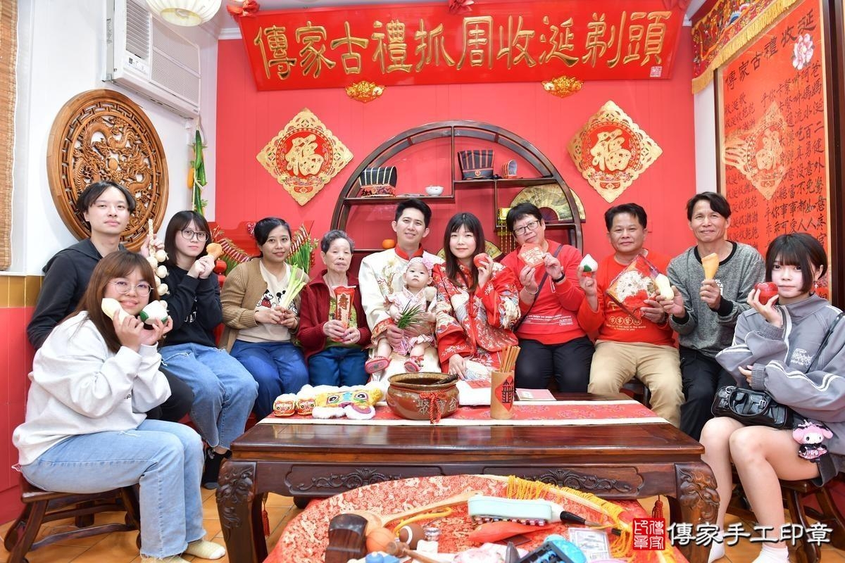 傳家手工印章桃園店、抓周、度晬、中國風會場、抓周道具物品、抓周證書、滿周歲、嫣嫣寶寶、桃園、拍照、生日快樂
