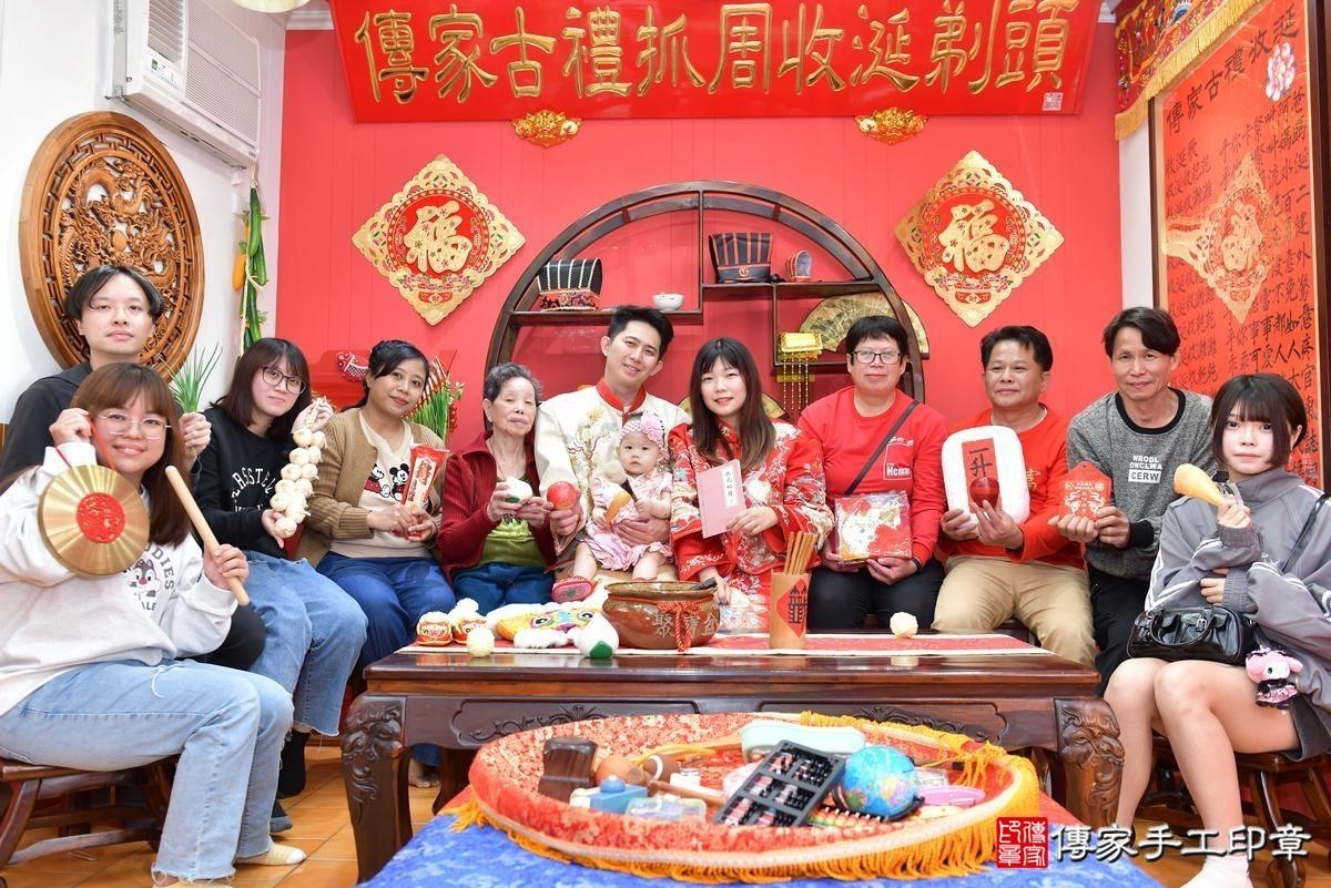 傳家手工印章桃園店、抓周、度晬、中國風會場、抓周道具物品、抓周證書、滿周歲、嫣嫣寶寶、桃園、拍照、生日快樂
