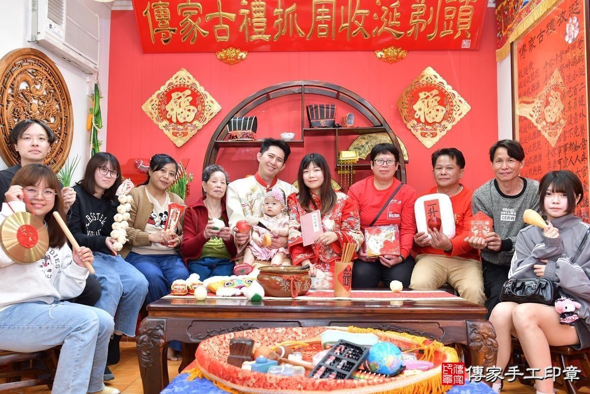 傳家手工印章桃園店、抓周、度晬、中國風會場、抓周道具物品、抓周證書、滿周歲、嫣嫣寶寶、桃園、拍照、生日快樂