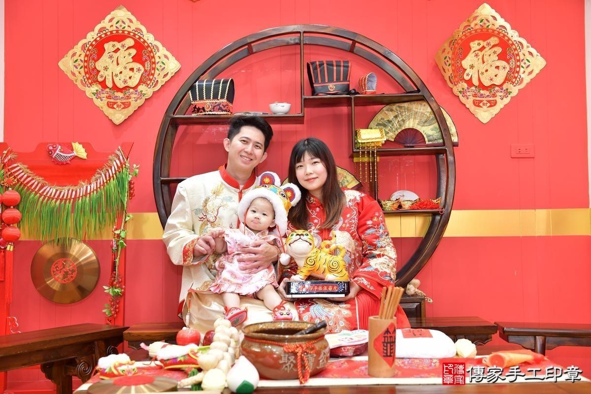傳家手工印章桃園店、抓周、度晬、中國風會場、抓周道具物品、抓周證書、滿周歲、嫣嫣寶寶、桃園、拍照、生日快樂