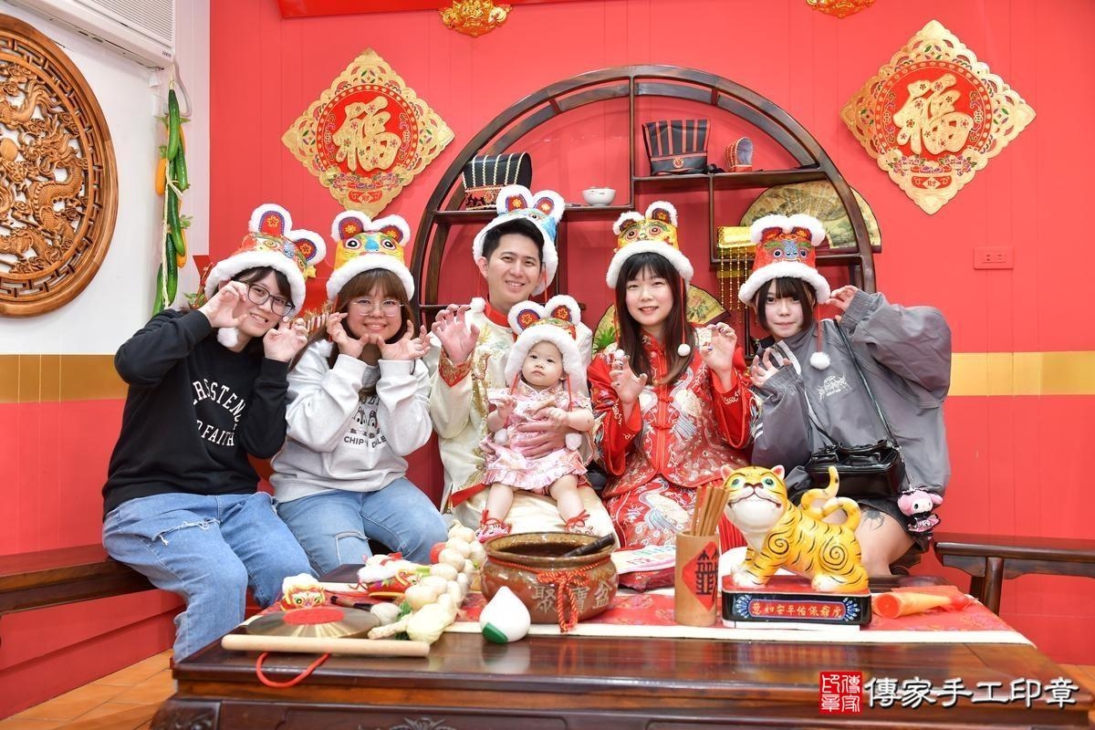 傳家手工印章桃園店、抓周、度晬、中國風會場、抓周道具物品、抓周證書、滿周歲、嫣嫣寶寶、桃園、拍照、生日快樂