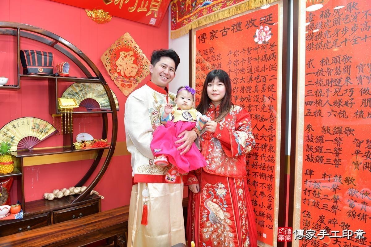 傳家手工印章桃園店、抓周、度晬、中國風會場、抓周道具物品、抓周證書、滿周歲、嫣嫣寶寶、桃園、拍照、生日快樂