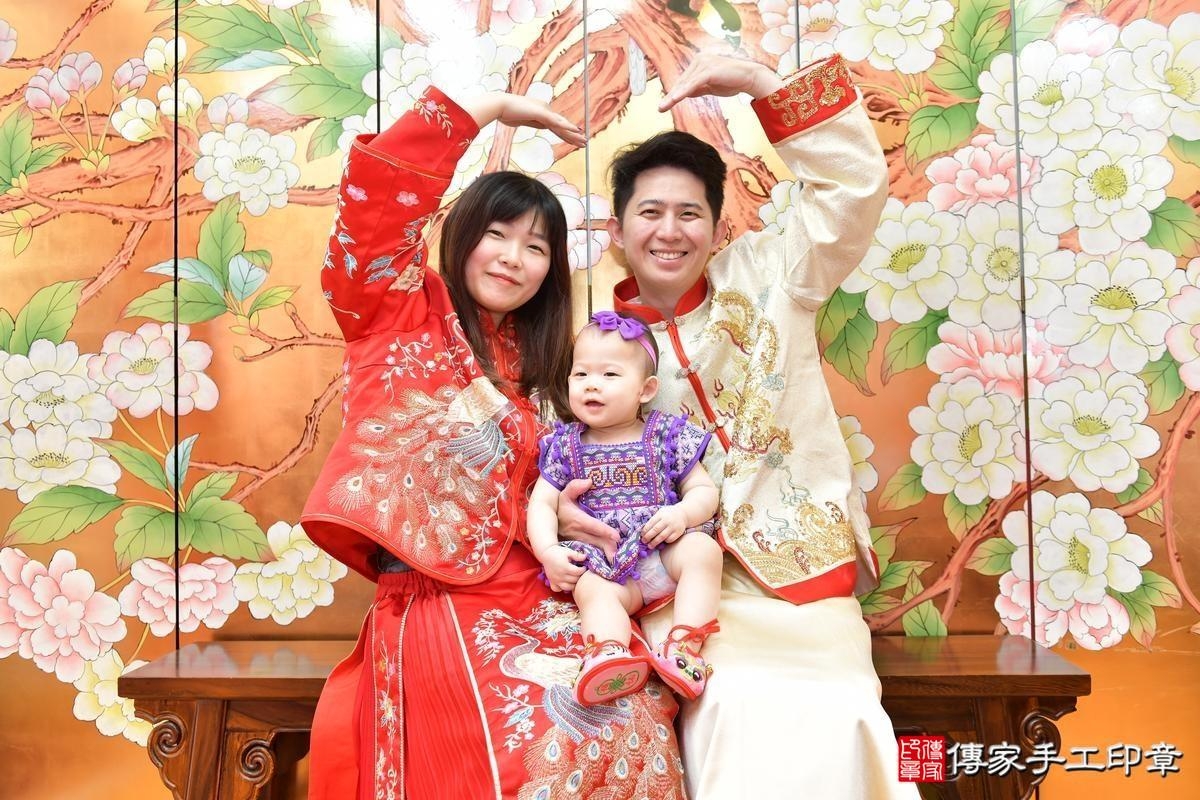 傳家手工印章桃園店、抓周、度晬、中國風會場、抓周道具物品、抓周證書、滿周歲、嫣嫣寶寶、桃園、拍照、生日快樂