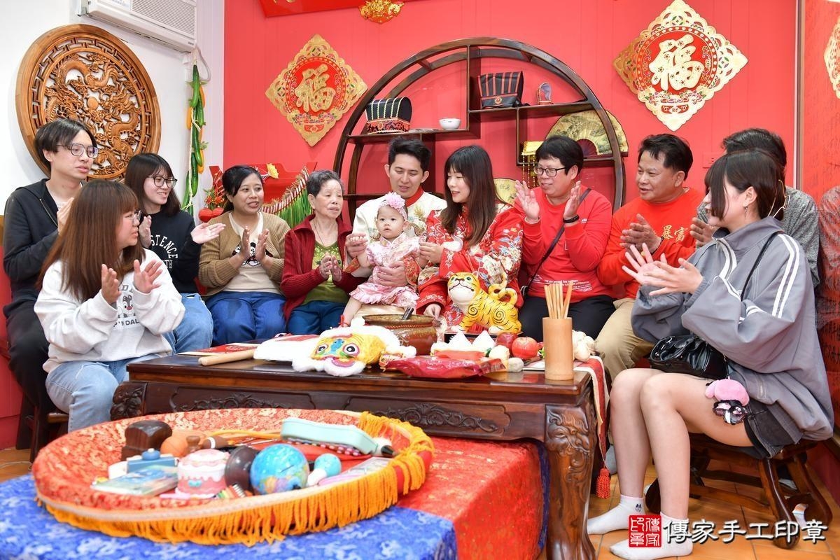 傳家手工印章桃園店、抓周、度晬、中國風會場、抓周道具物品、抓周證書、滿周歲、嫣嫣寶寶、桃園、拍照、生日快樂