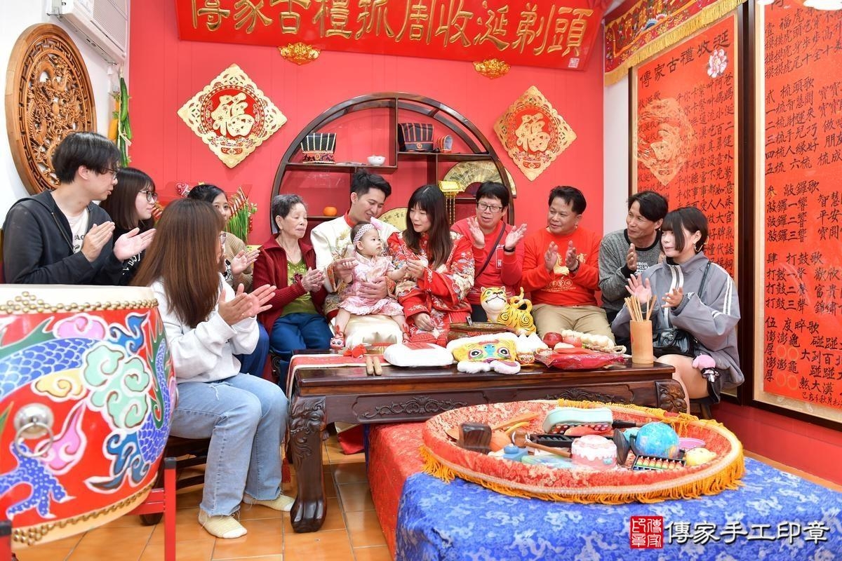 傳家手工印章桃園店、抓周、度晬、中國風會場、抓周道具物品、抓周證書、滿周歲、嫣嫣寶寶、桃園、拍照、生日快樂