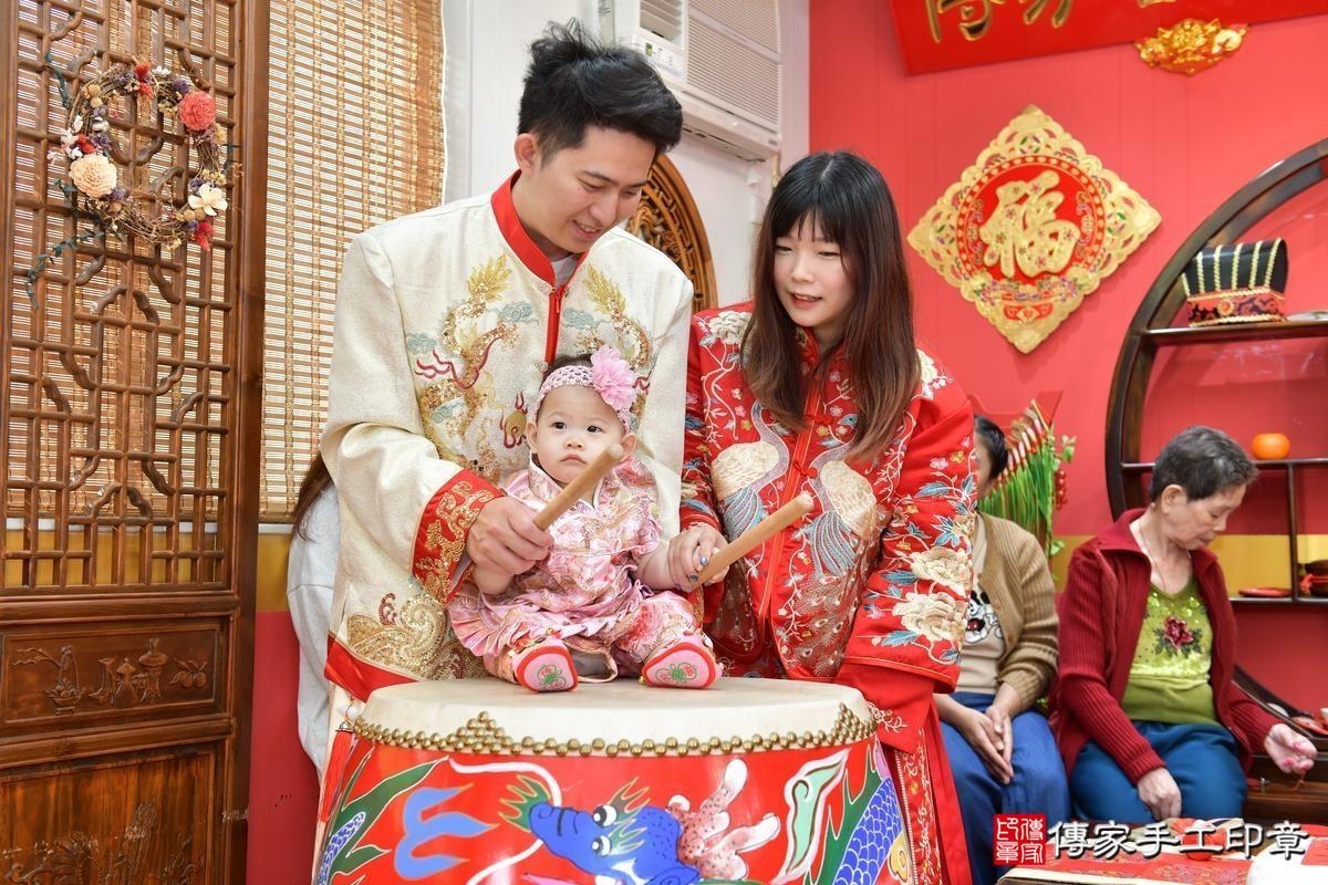 傳家手工印章桃園店、抓周、度晬、中國風會場、抓周道具物品、抓周證書、滿周歲、嫣嫣寶寶、桃園、拍照、生日快樂