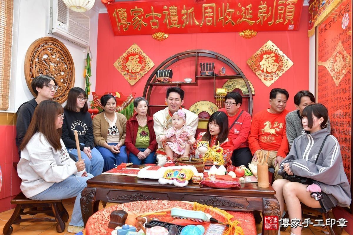 傳家手工印章桃園店、抓周、度晬、中國風會場、抓周道具物品、抓周證書、滿周歲、嫣嫣寶寶、桃園、拍照、生日快樂