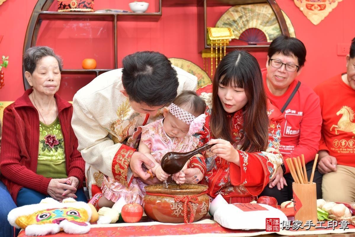 傳家手工印章桃園店、抓周、度晬、中國風會場、抓周道具物品、抓周證書、滿周歲、嫣嫣寶寶、桃園、拍照、生日快樂