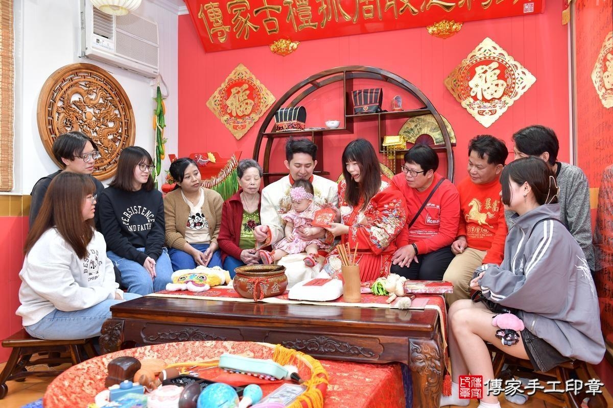 傳家手工印章桃園店、抓周、度晬、中國風會場、抓周道具物品、抓周證書、滿周歲、嫣嫣寶寶、桃園、拍照、生日快樂