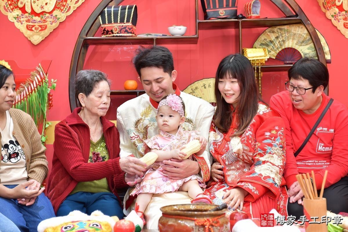 傳家手工印章桃園店、抓周、度晬、中國風會場、抓周道具物品、抓周證書、滿周歲、嫣嫣寶寶、桃園、拍照、生日快樂