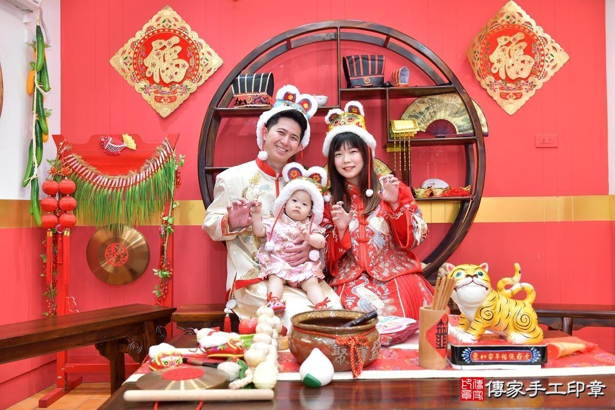 傳家手工印章桃園店、抓周、度晬、中國風會場、抓周道具物品、抓周證書、滿周歲、嫣嫣寶寶、桃園、拍照、生日快樂