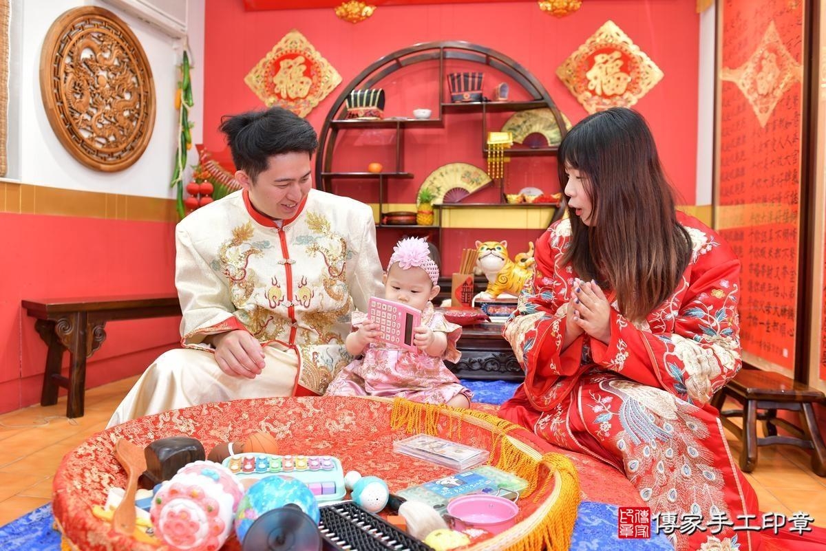 傳家手工印章桃園店、抓周、度晬、中國風會場、抓周道具物品、抓周證書、滿周歲、嫣嫣寶寶、桃園、拍照、生日快樂