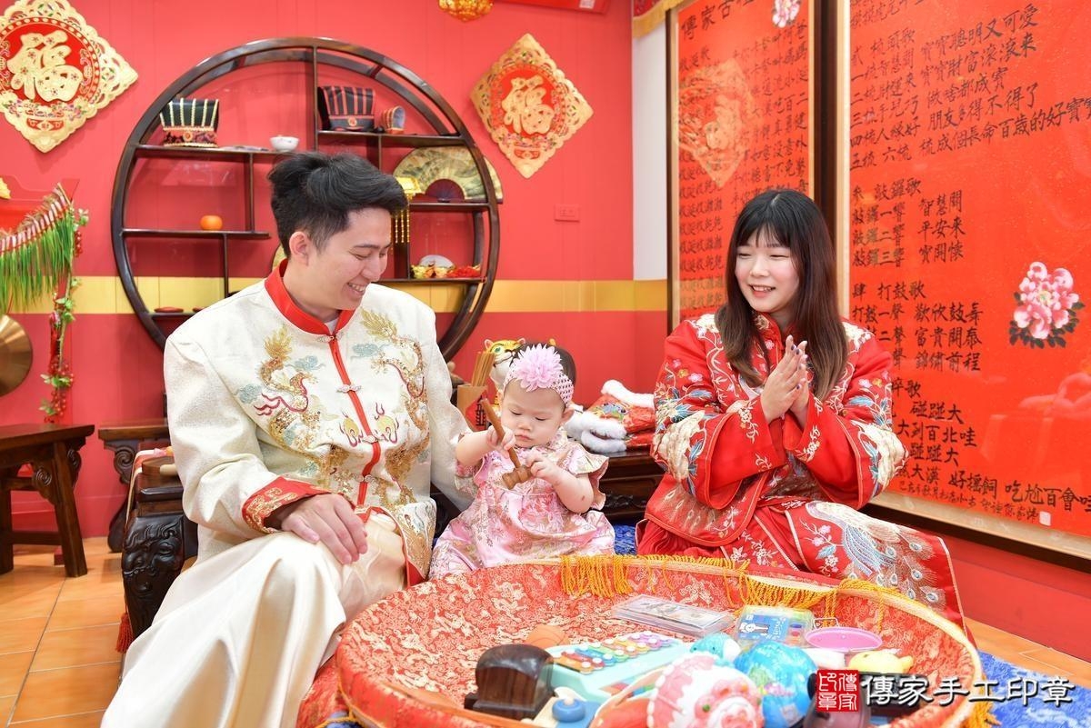 傳家手工印章桃園店、抓周、度晬、中國風會場、抓周道具物品、抓周證書、滿周歲、嫣嫣寶寶、桃園、拍照、生日快樂