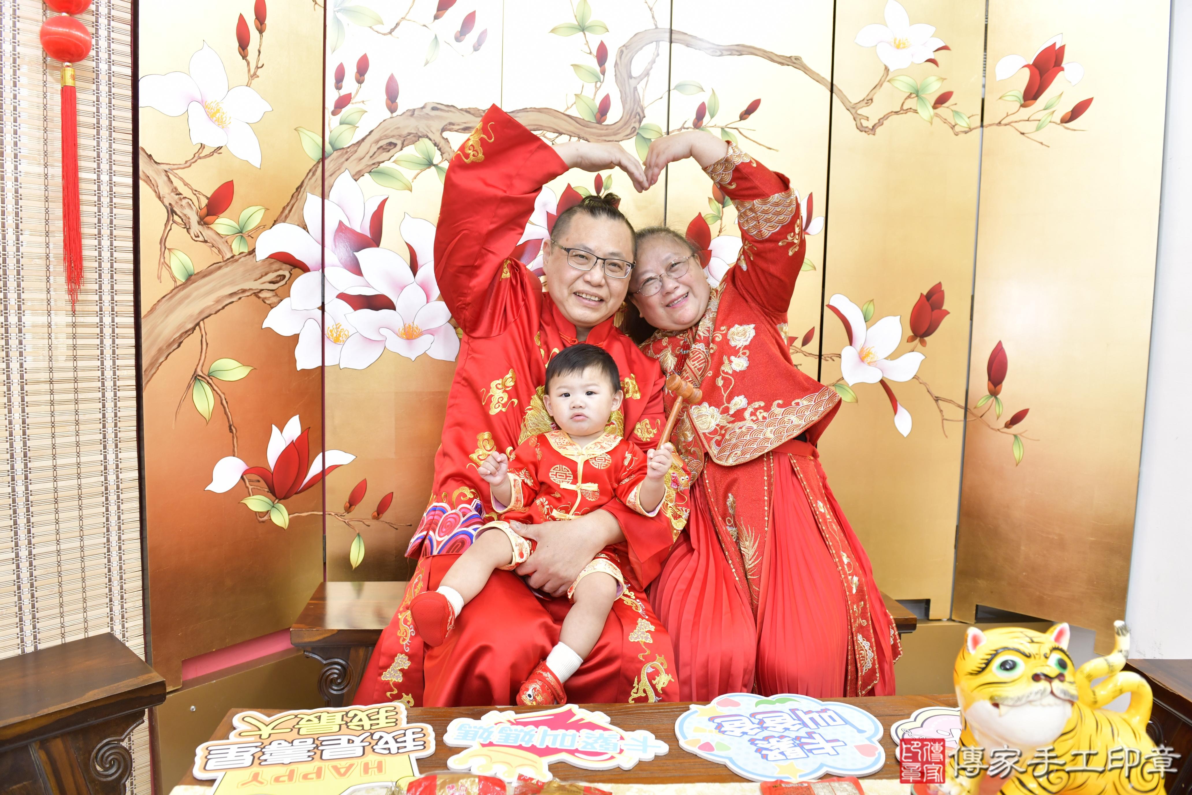 傳家手工印章新竹店、抓周、度脺、美式風會場、傳家嬰兒古禮、吉祥話、抓周道具物品24種、拍照。抓周證書。寶寶抓周、滿周歲、生日快樂、祝福 傳家手工印章新竹店、抓周、度脺、美式風會場、傳家嬰兒古禮、吉祥話、抓周道具物品24種、拍照。抓周證書。寶寶抓周、滿周歲、生日快樂、祝福