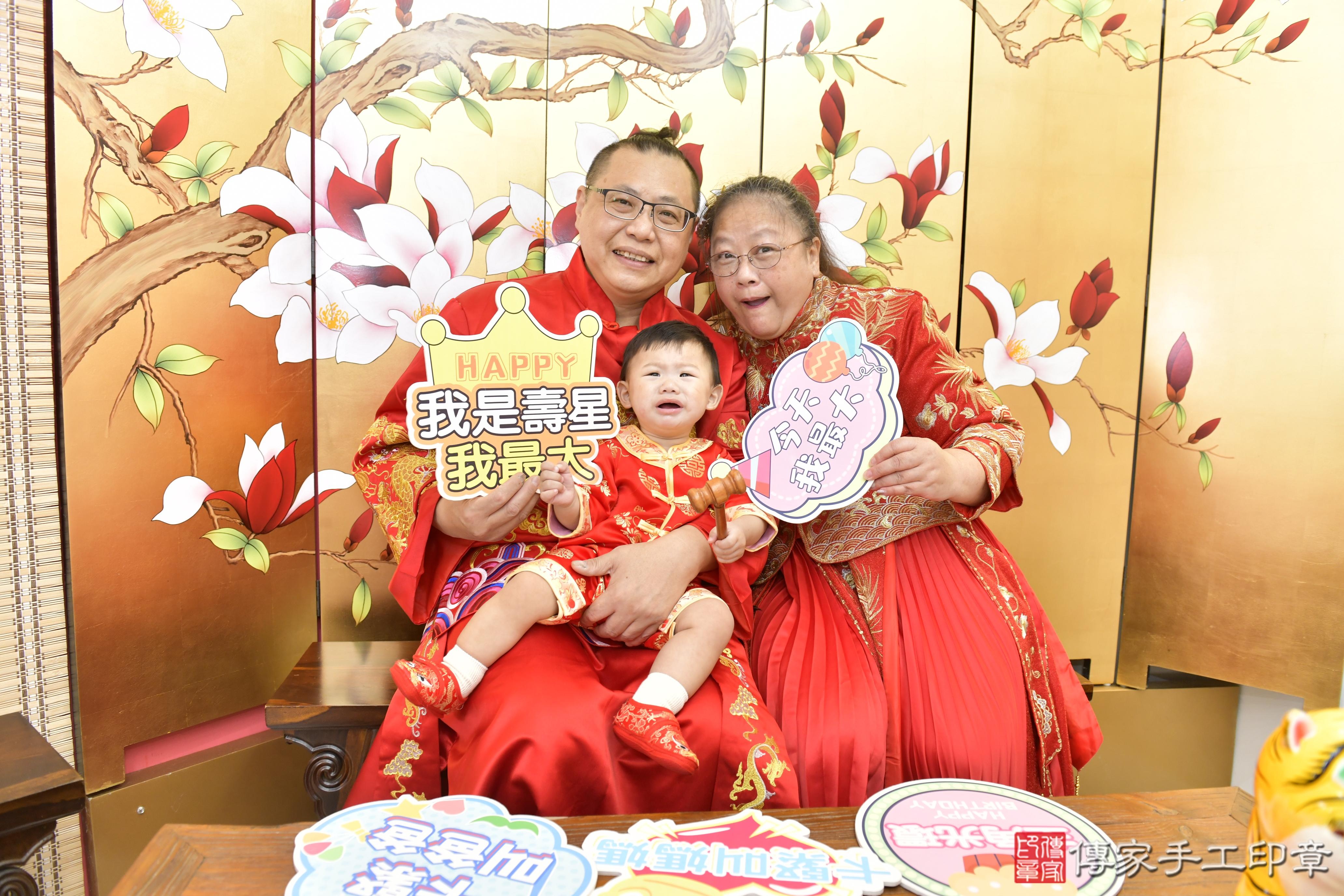 傳家手工印章新竹店、抓周、度脺、美式風會場、傳家嬰兒古禮、吉祥話、抓周道具物品24種、拍照。抓周證書。寶寶抓周、滿周歲、生日快樂、祝福 傳家手工印章新竹店、抓周、度脺、美式風會場、傳家嬰兒古禮、吉祥話、抓周道具物品24種、拍照。抓周證書。寶寶抓周、滿周歲、生日快樂、祝福