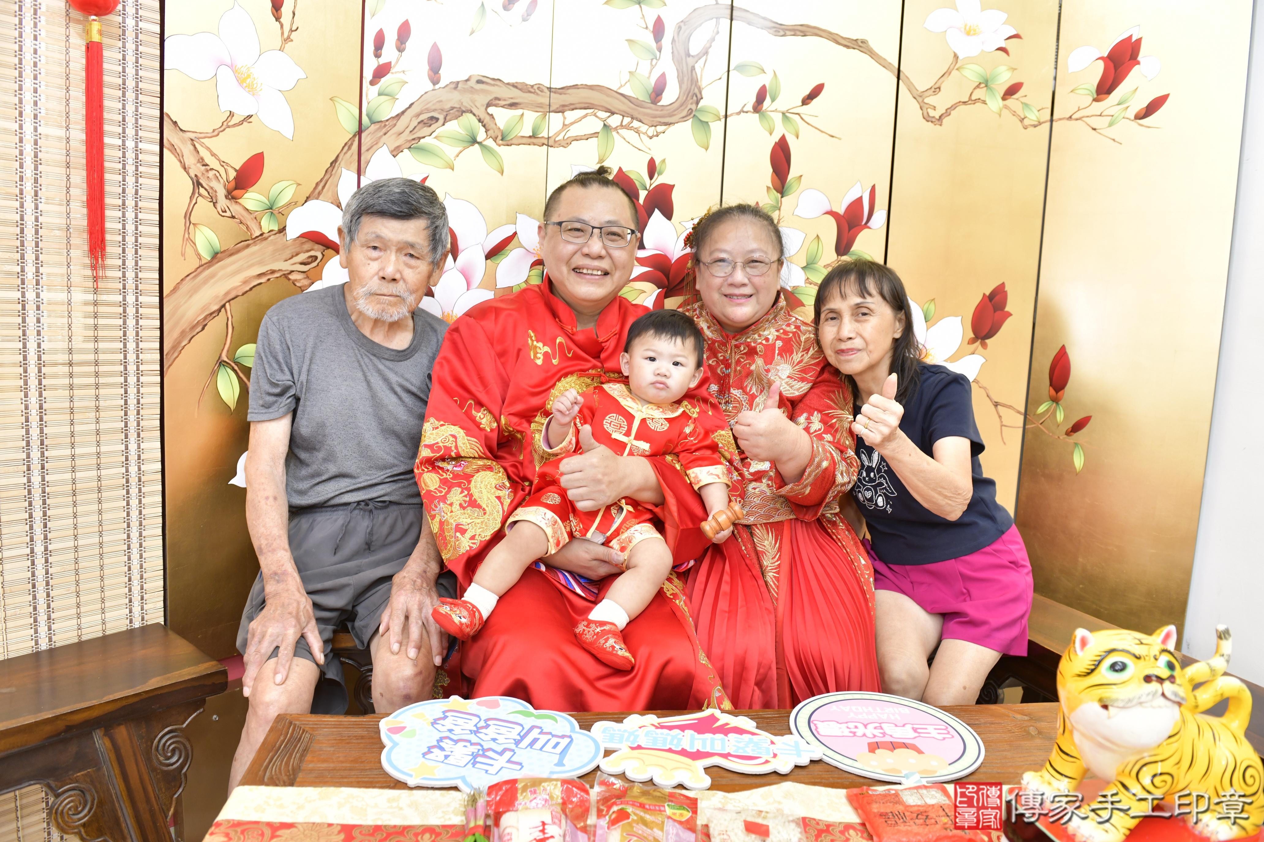 傳家手工印章新竹店、抓周、度脺、美式風會場、傳家嬰兒古禮、吉祥話、抓周道具物品24種、拍照。抓周證書。寶寶抓周、滿周歲、生日快樂、祝福 傳家手工印章新竹店、抓周、度脺、美式風會場、傳家嬰兒古禮、吉祥話、抓周道具物品24種、拍照。抓周證書。寶寶抓周、滿周歲、生日快樂、祝福